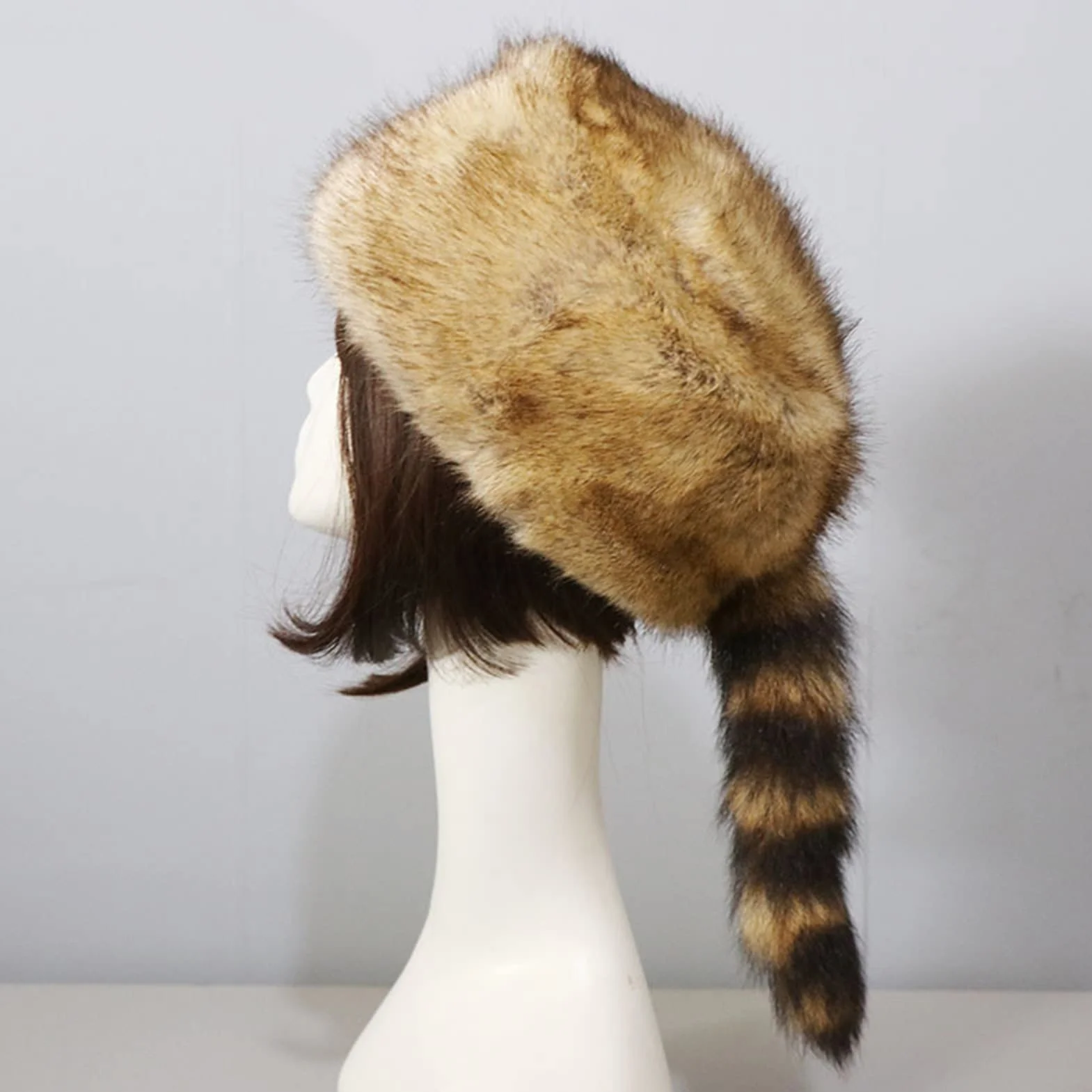 Altsuceser Gorra de piel sintética con cola de mapache y parte superior plana, sombrero de cola de mapache para invierno