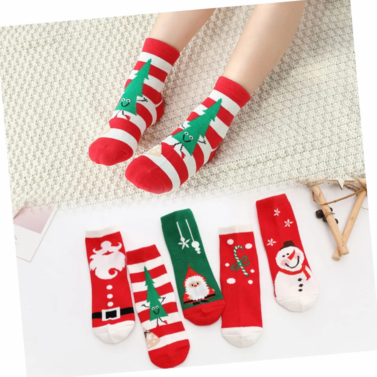 Healvian 5 Pares de Calcetines Navideños Rojos de Algodón para Niños de 6-8 Años, Medias Gruesas y Suaves Dibujos Animados para Cumpleaños y Navidad