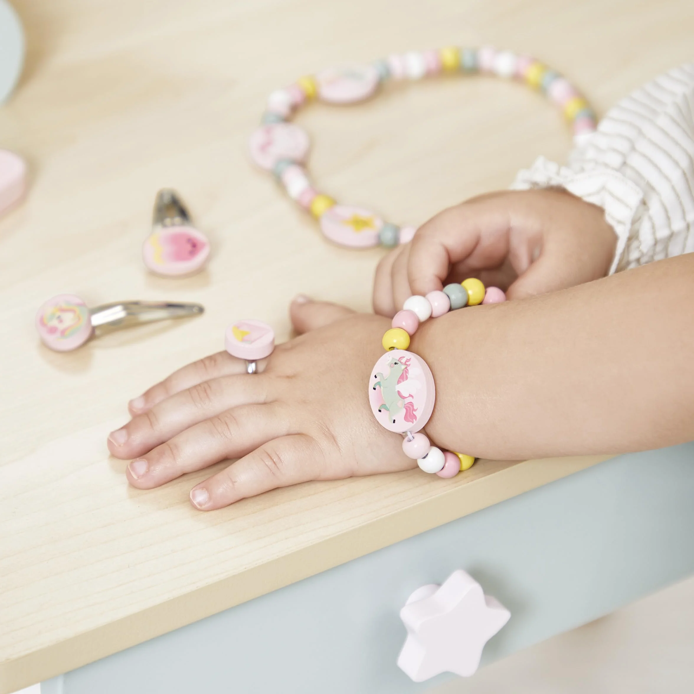 Janod Set de 5 Joyas de Madera Unicornios - Collar, Pulsera, Anillo y 2 Clips - FSC - A Partir de 3 Años