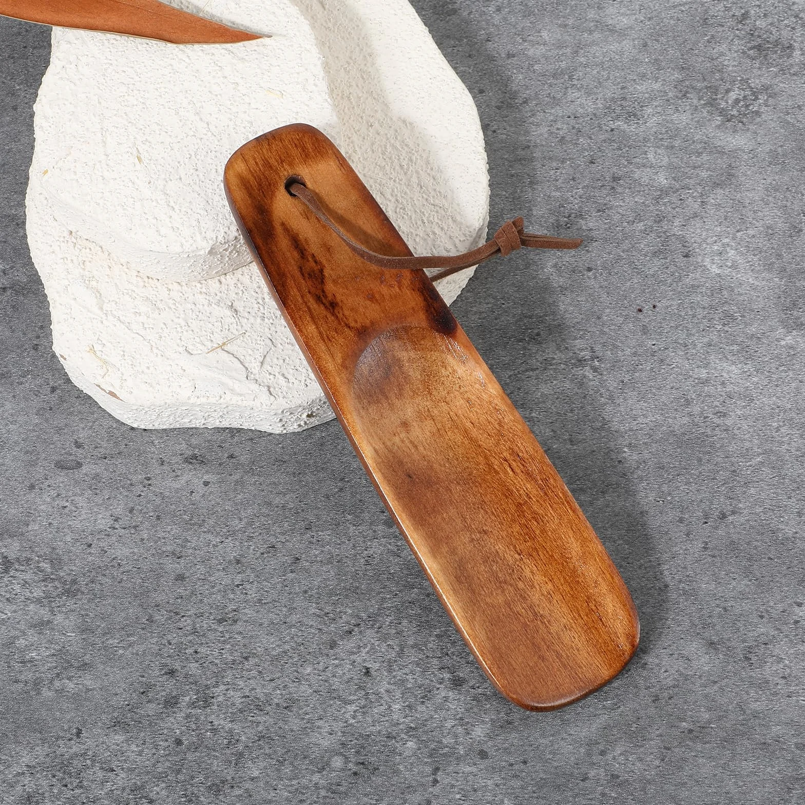 Calzador de madera pequeño, calzador de zapatos, color marrón, con cuerda colgante