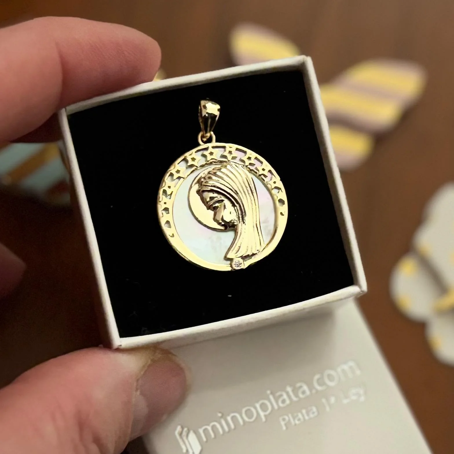 Medalla Virgen Niña de Plata de Ley Chapada en Oro con Nácar 20mm