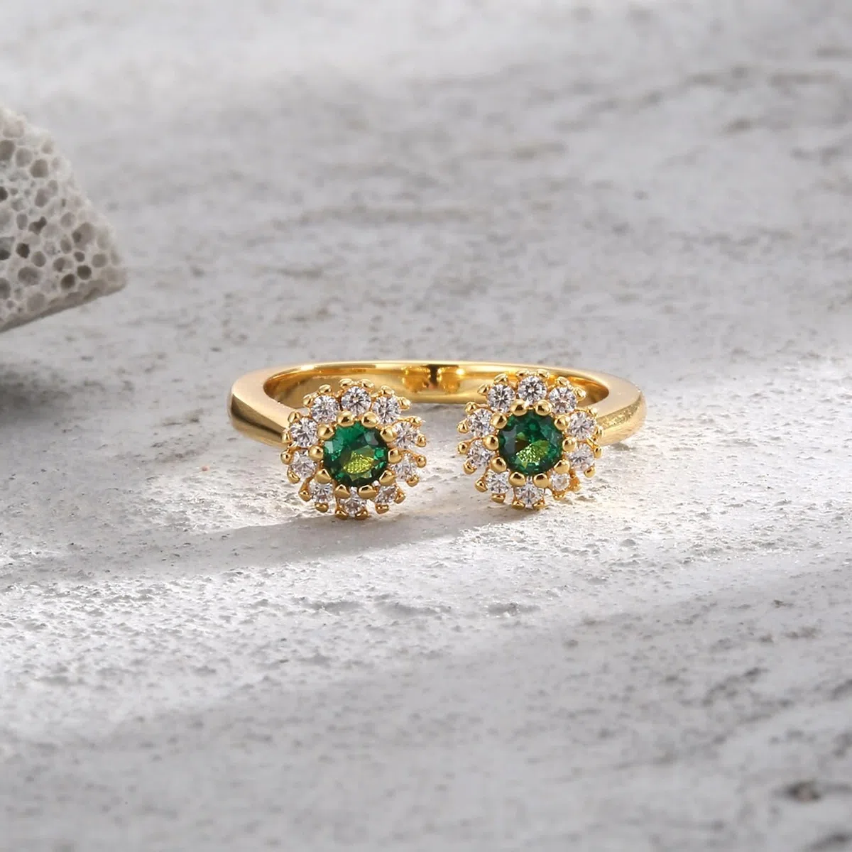 Delicado anillo para mujer, anillo de boda abierto, anillo de flores, ajustable con verde de corte redondo en laboratorio, esmeralda, oro amarillo