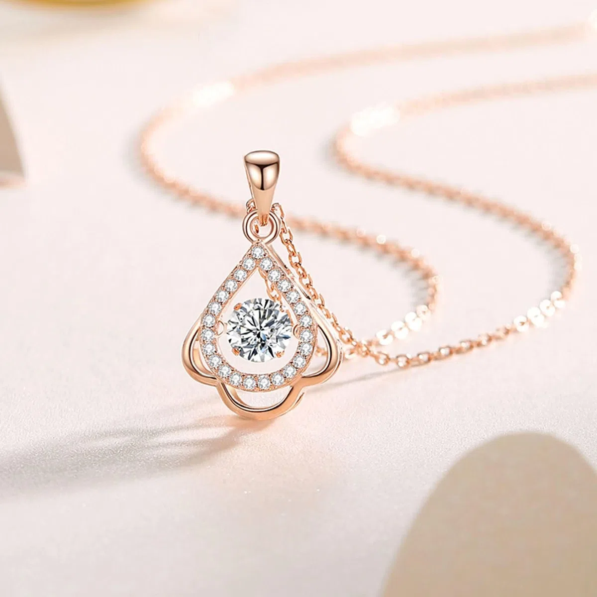 Collar de oro blanco de 9K/14K/18K con colgante para mujer, gota de agua hueca con topacio y moissanita de 0,75 quilates, collar de plata azul claro para compromiso