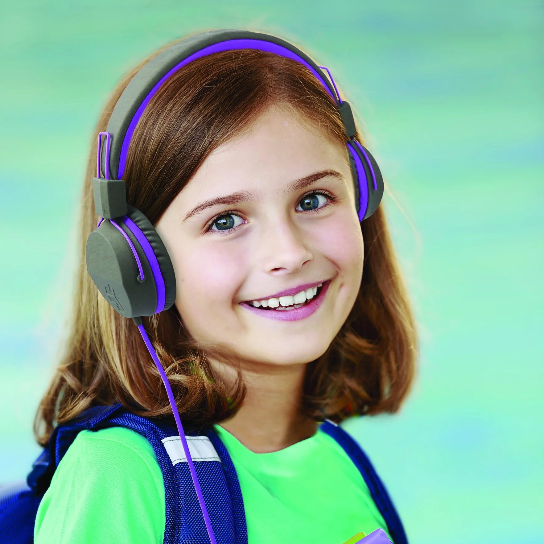 JLab JBuddies Studio - Auriculares infantiles con cable, auriculares supraaurales para niñas y niños, volumen limitado con micrófono, aislamiento de ruido, auriculares ajustables para niños, color