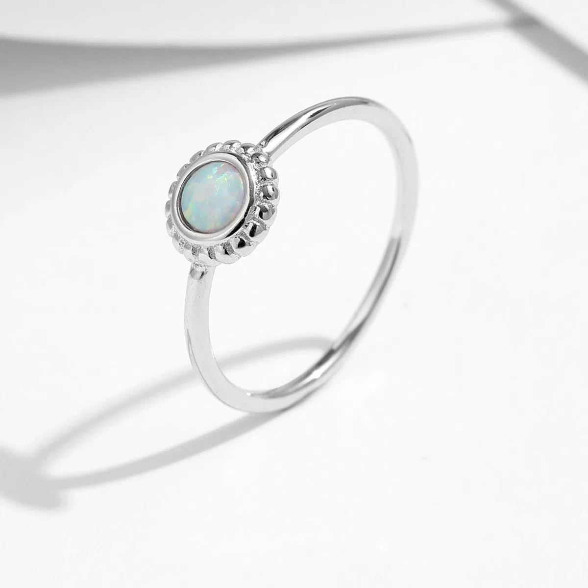 Anillo de oro blanco de 9 K/14 K, 4 x 4 mm, redondo con ópalo de colores