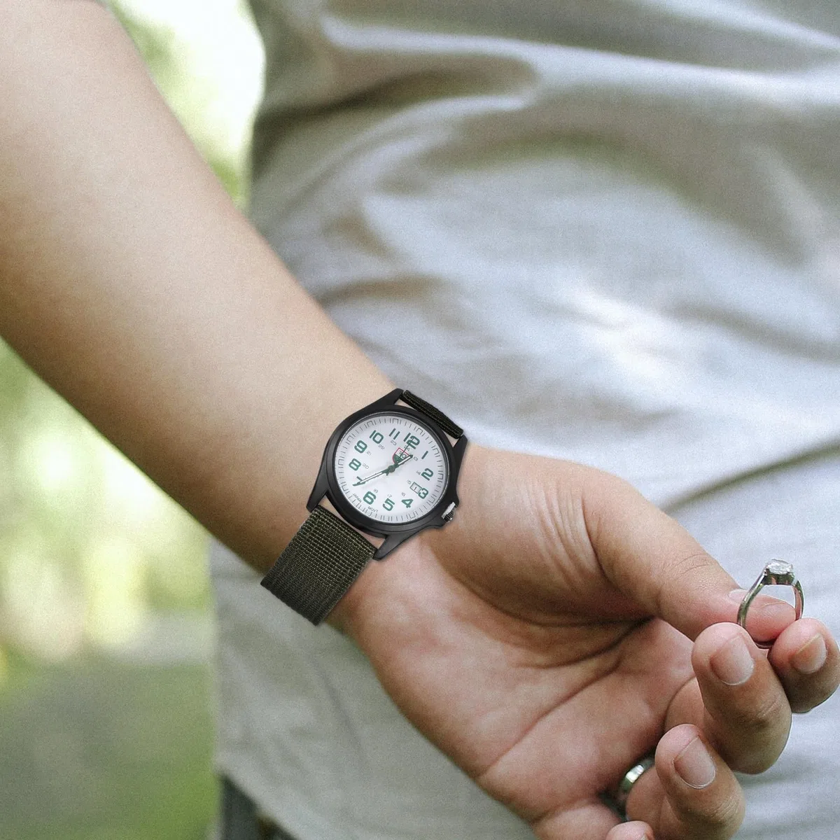 Lurrose Reloj Calendario y Diseño Creativo de Cuarzo para Hombre Correa de Nylon Verde Elegante y Resistente para Uso Deportivo Diario