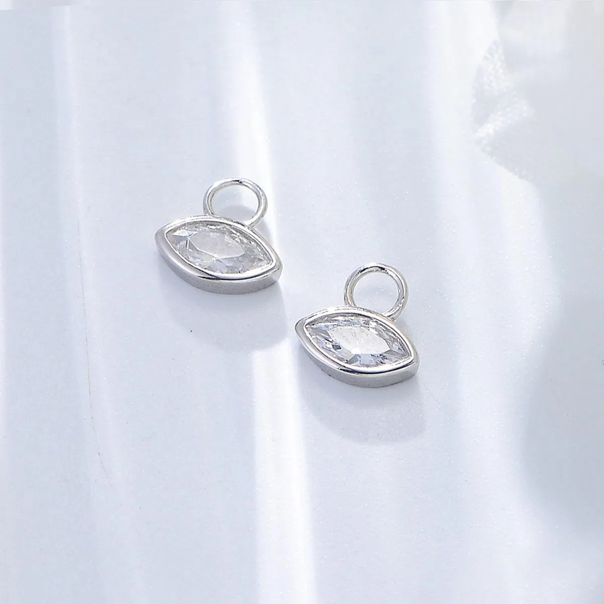 Pendientes colgantes de oro blanco para mujer, aro simple de oro blanco de 14 quilates con moissanita marquesa, aretes de aro para mujer, madre, esposa, hija