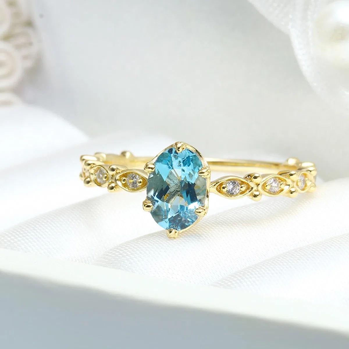Anillo de solicitud de oro amarillo de 9 K/14 K/18 K con forma ovalada azul topacio filigree