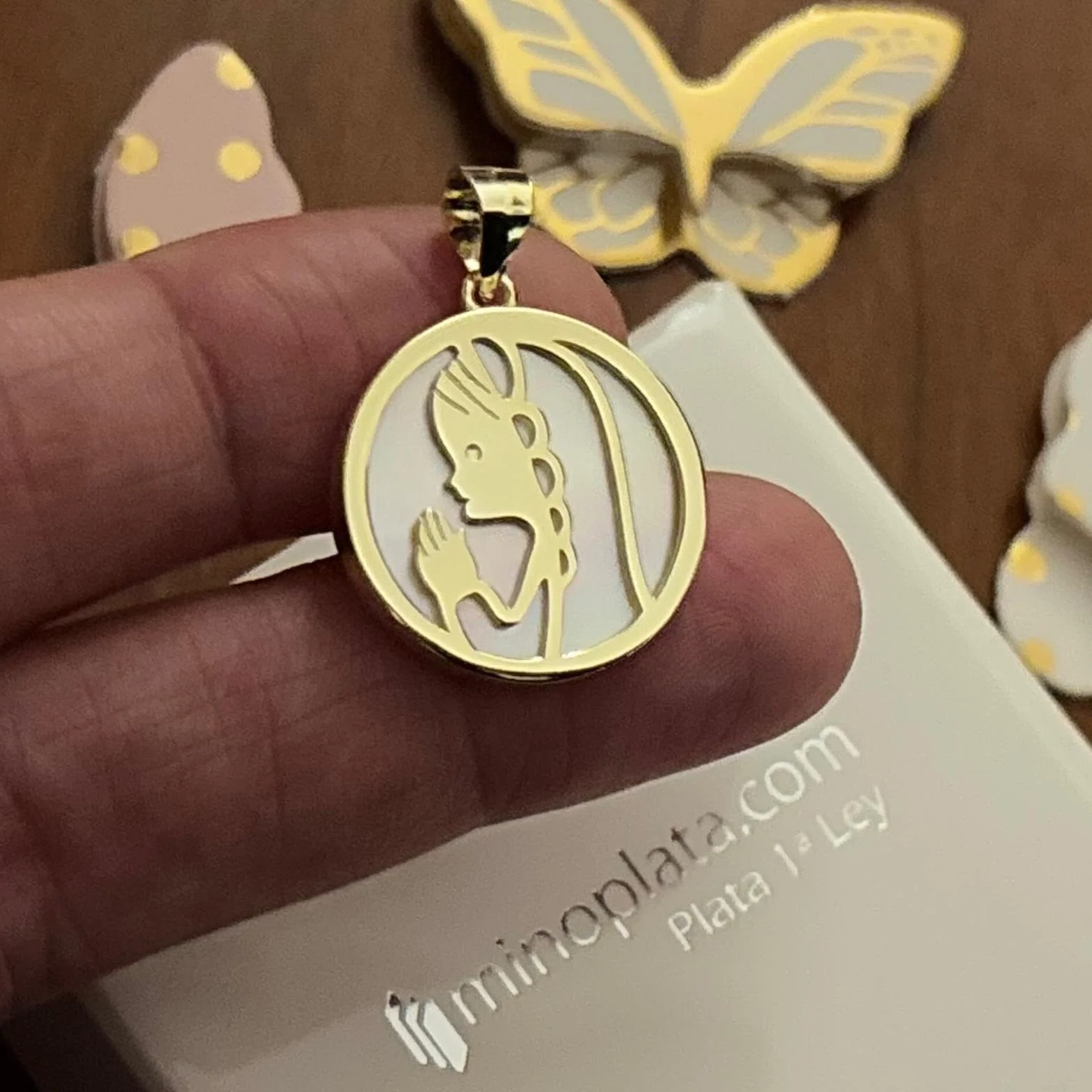 Medalla Primera Comunión Virgen Niña Plata de ley bañada en Oro con Nácar 20mm