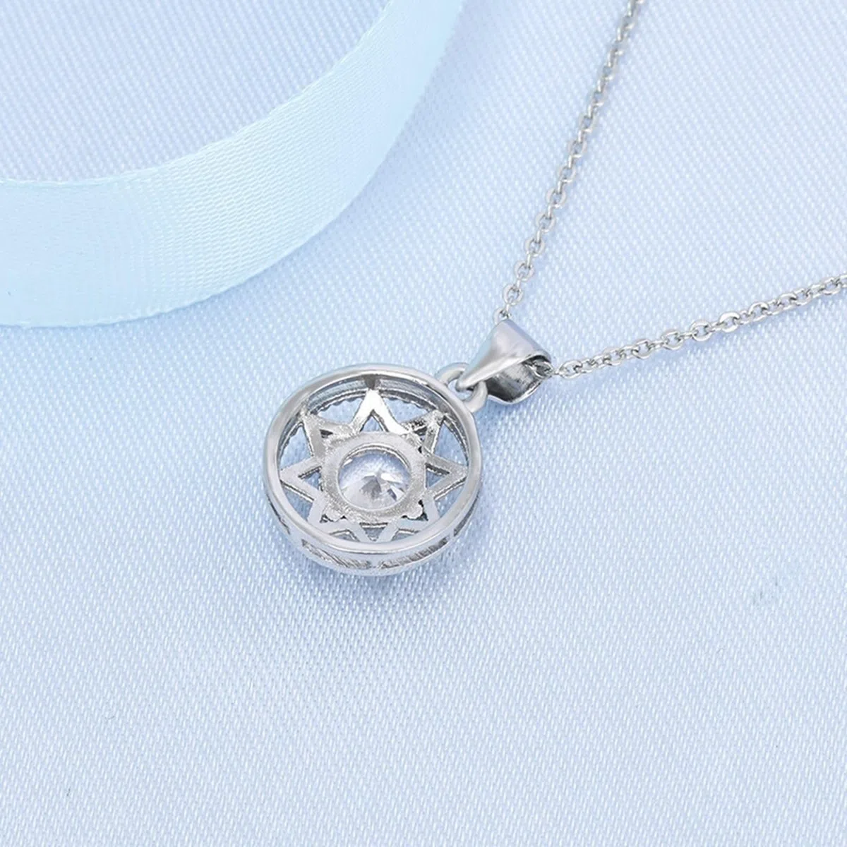 KnBoB Collar para mujer de oro blanco 375 de 9 quilates, diseño de flor hueca, 1 ct, redondo, cadena de diamante con colgante de 40 + 5 cm