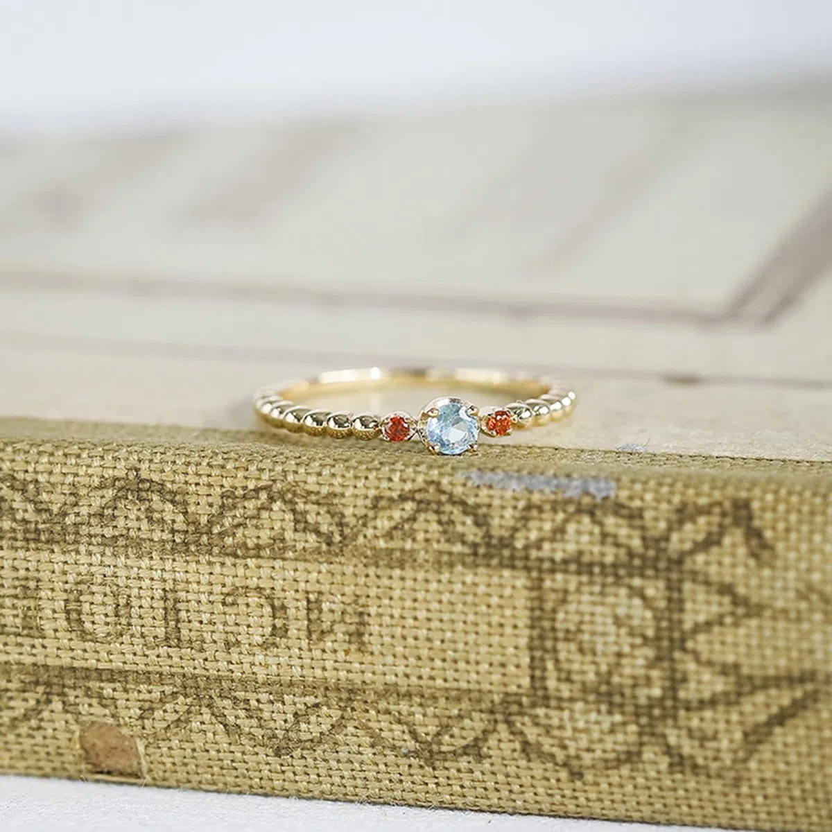 Alianzas Au 375/585/750 oro amarillo con topacio azul claro, forma clásica