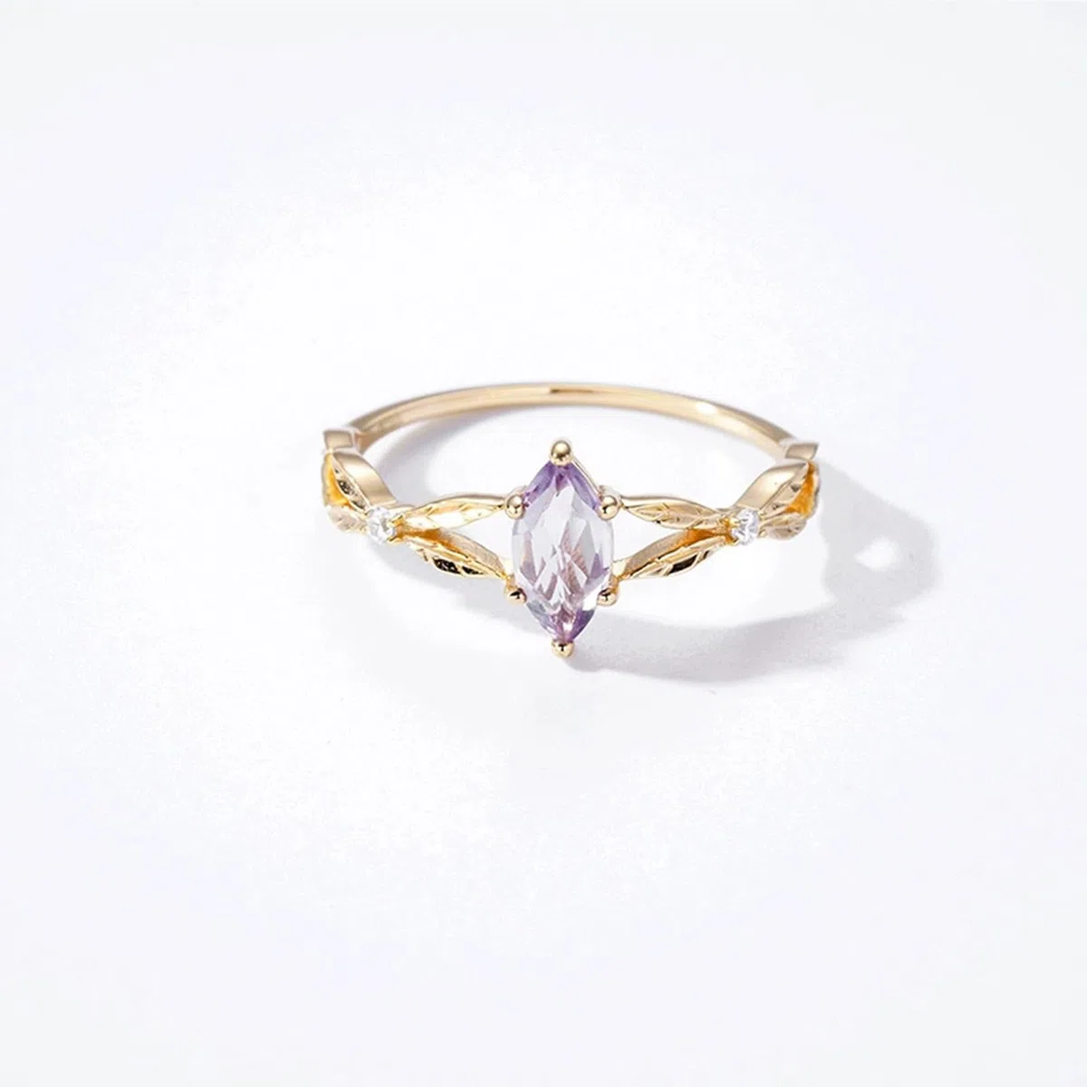 Anillo de boda de oro amarillo Au 375/585/750 con amatista marquesa en 6 garras