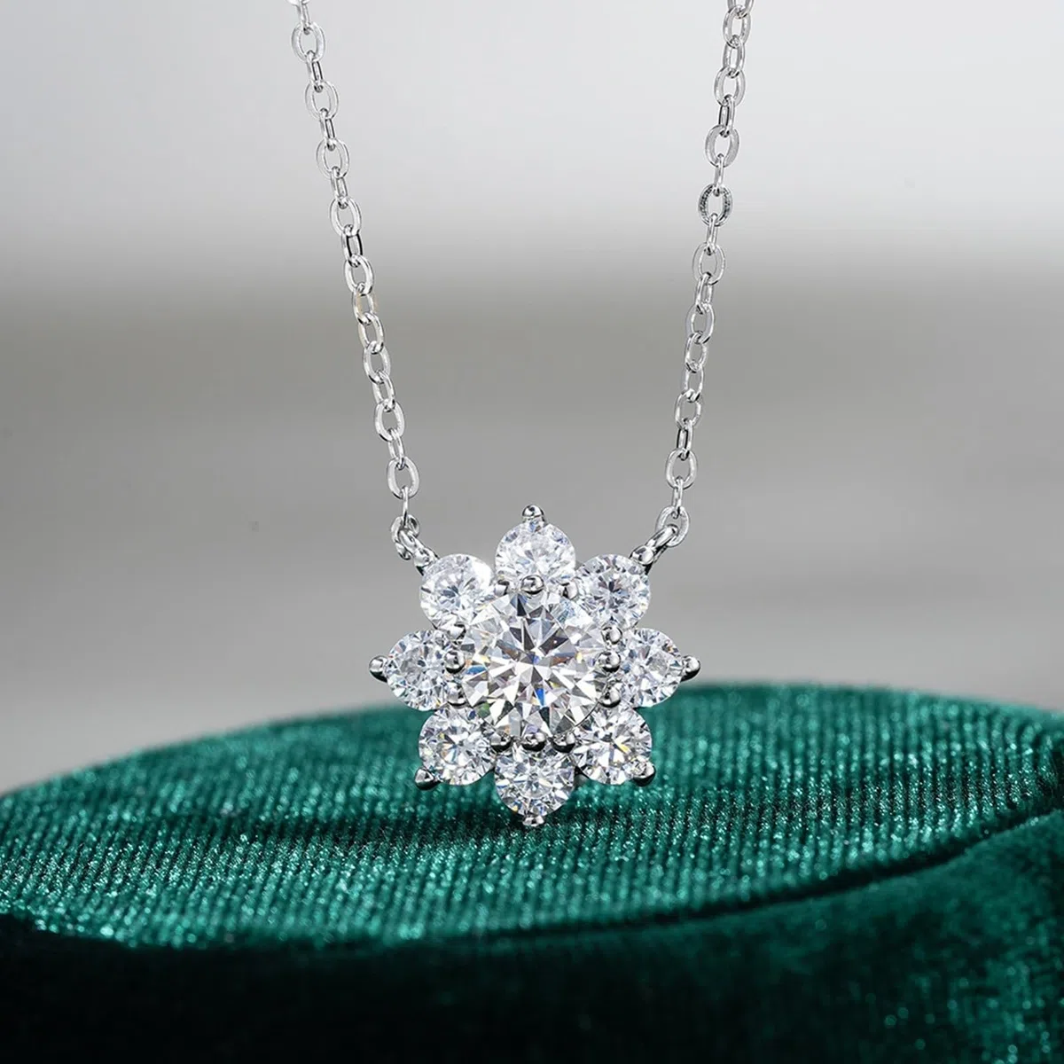 Collares de oro blanco para mujer con moissanita, collar de girasol de oro blanco/platino para mujer con halo de girasol