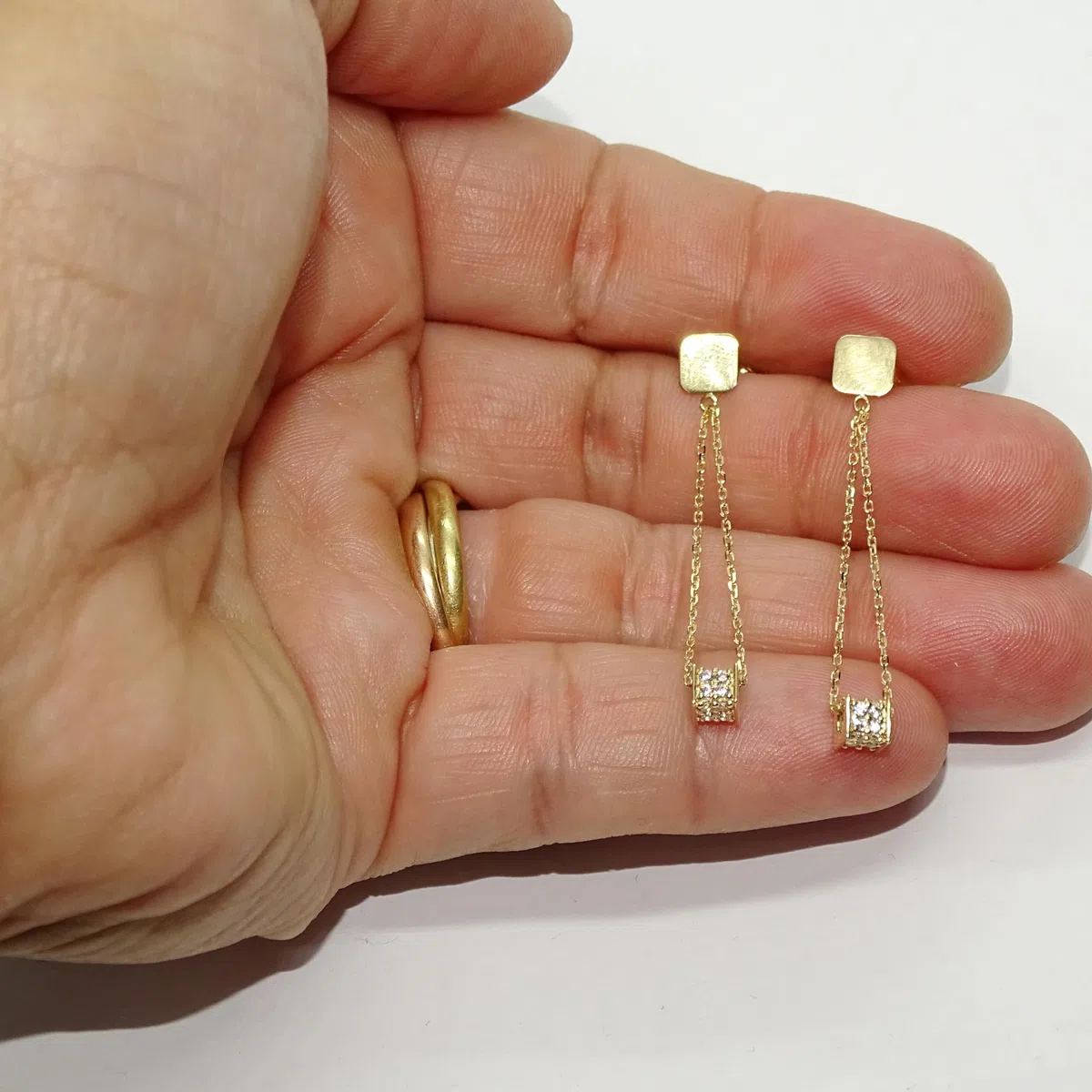 Pendientes largos de oro amarillo de 18k y circonitas para mujer. Largos 3.80cm. Cierre presión. Peso; 1.40gr