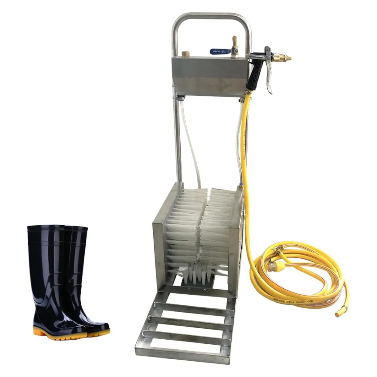 Cepillo Limpiador de Botas de Granja con cepillos de 3 Lados y rociador de Agua, Herramienta de Limpieza de Calzado de Acero Inoxidable Resistente para Uso en Ganado, Granjas y Ran