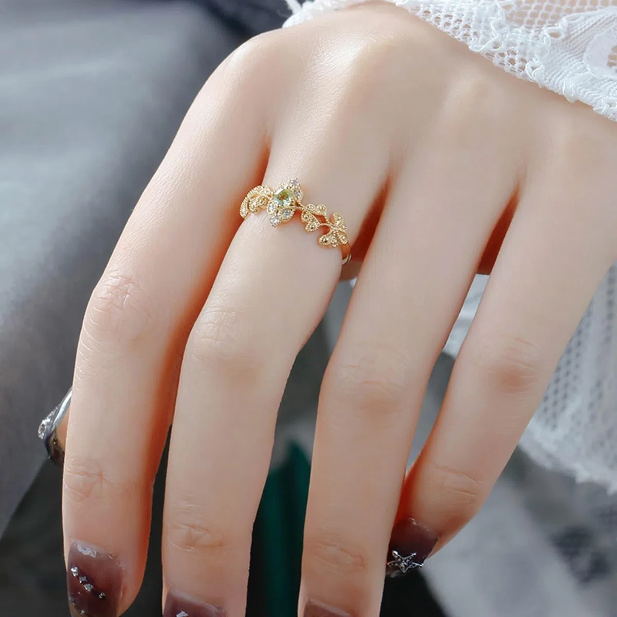 Par de anillos de oro 9 K/14 K/18 K con verde peridoto, flores en forma de vid