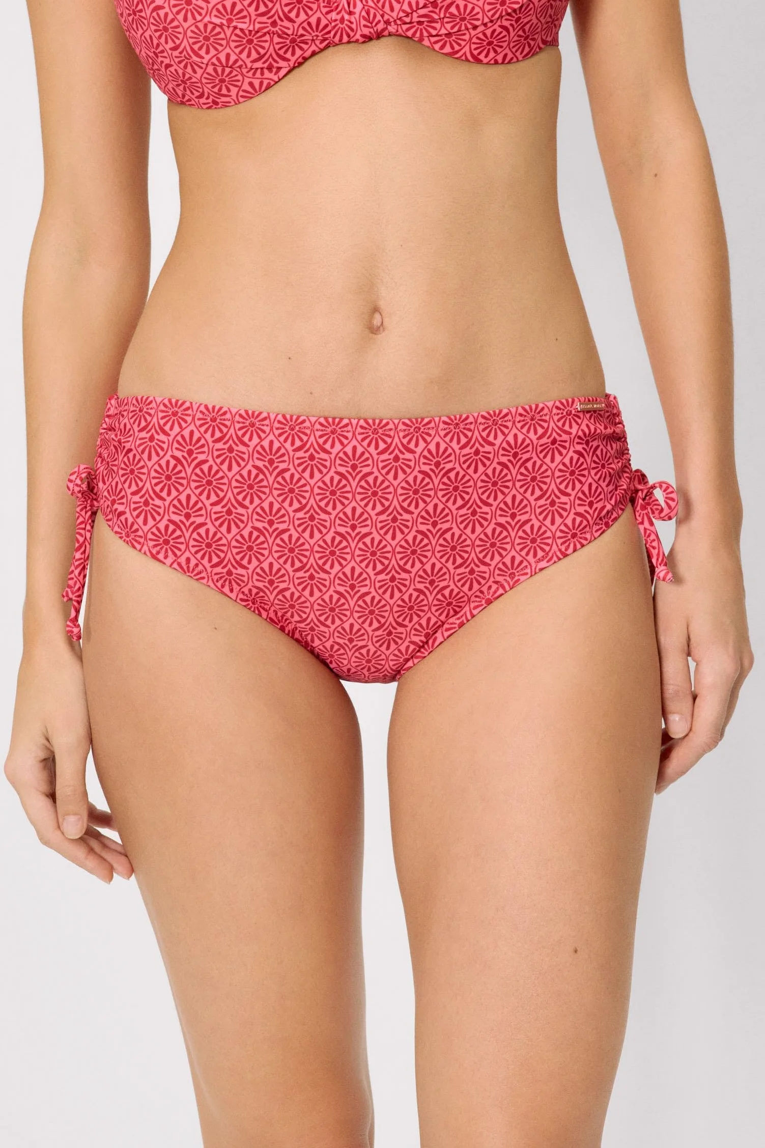 YSABEL MORA. Braga Bikini Moldeadora Midi. Control Ligero en Abdomen Inferior. Laterales Ajustables con Lazada para Ajuste Personalizado. Modelo.Colección Cherry.