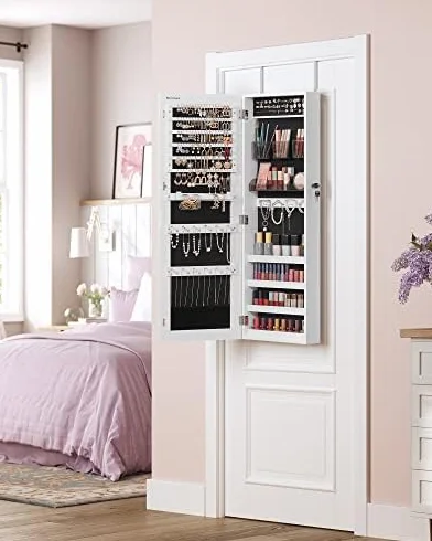 SONGMICS Armario Joyero, Espejo Joyero Montado en la Pared o en la Puerta, Espejo Colgante con Cerradura, 2 Organizadores de Maquillaje de Plástico Extraíbles, Idea de Regalo, Blanco JJC001W01