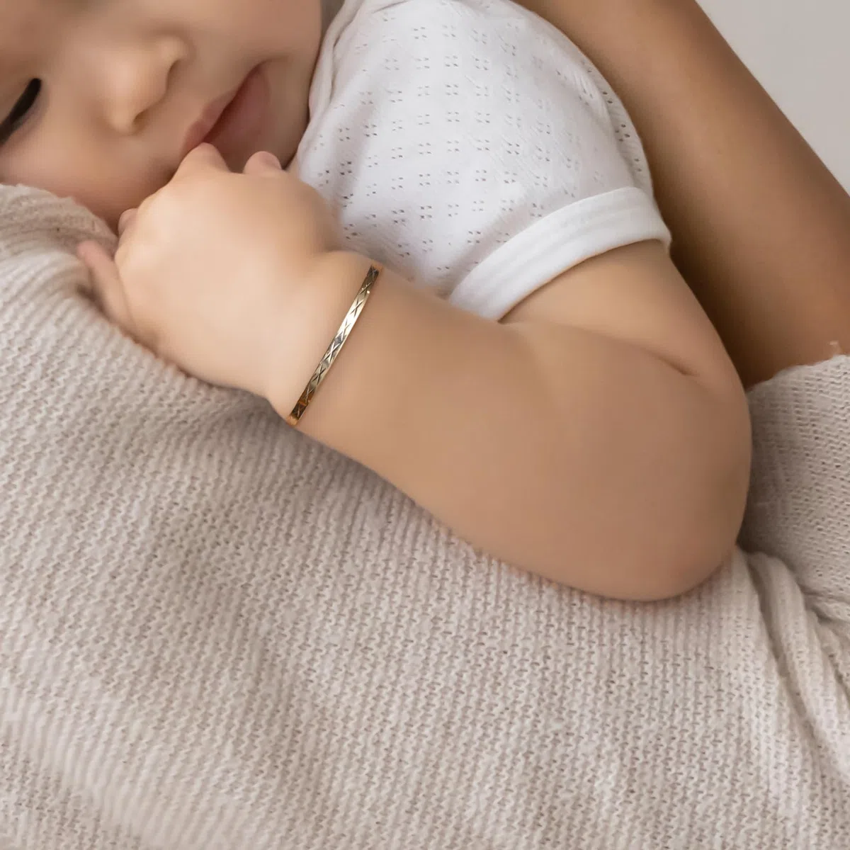 Carissima Gold Brazalete Infantil Extensible en Oro Amarillo de 9 Quilates con corte Diamante Diagonal de 3.6cm -5 cm de Longitud
