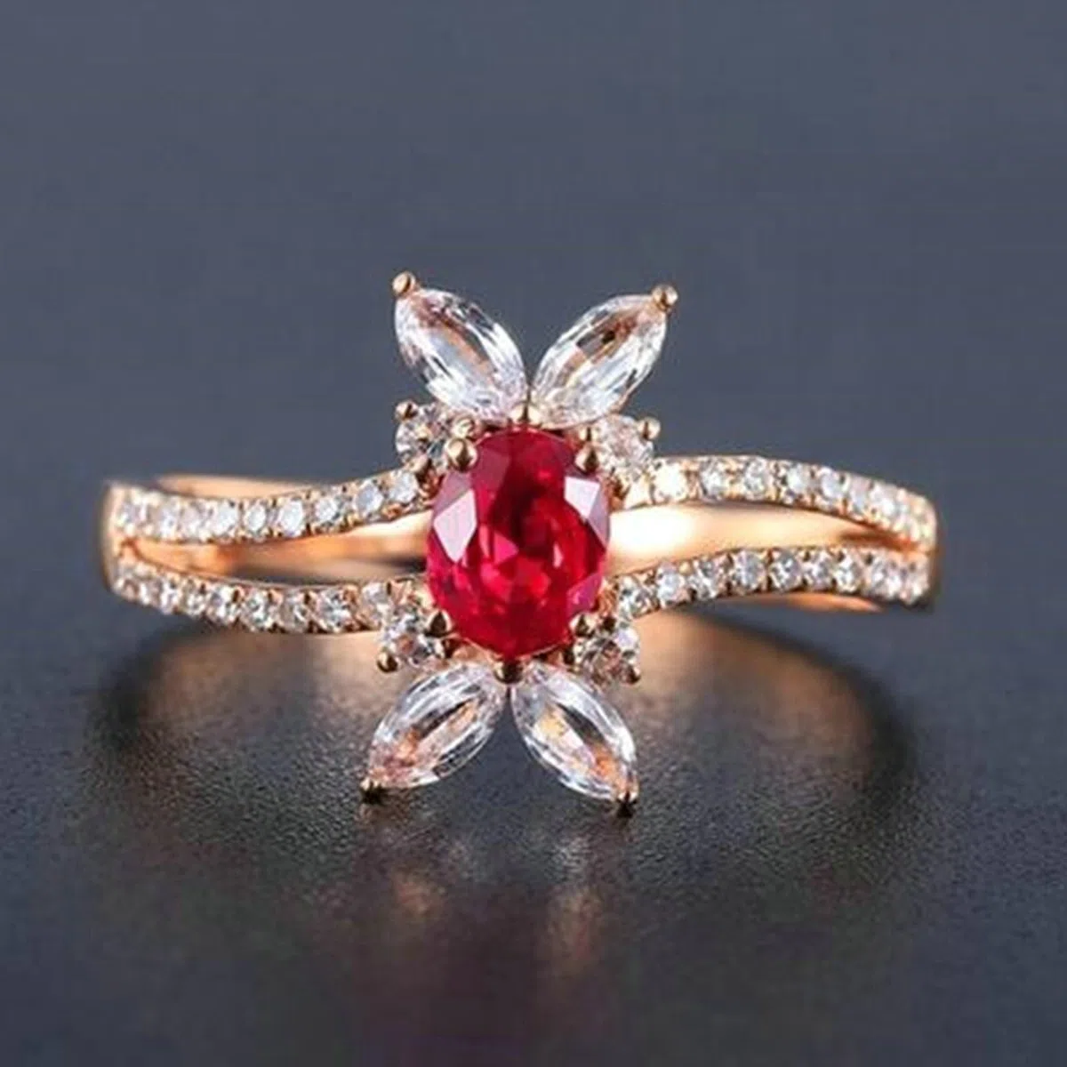 Anillos de compromiso de oro rosa de 9 quilates para mujer, anillo de boda para mujer, diseño hueco, ovalado de 4 puntas, rubí rojo creado en laboratorio de 0,57 quilates, anillo de moissanita