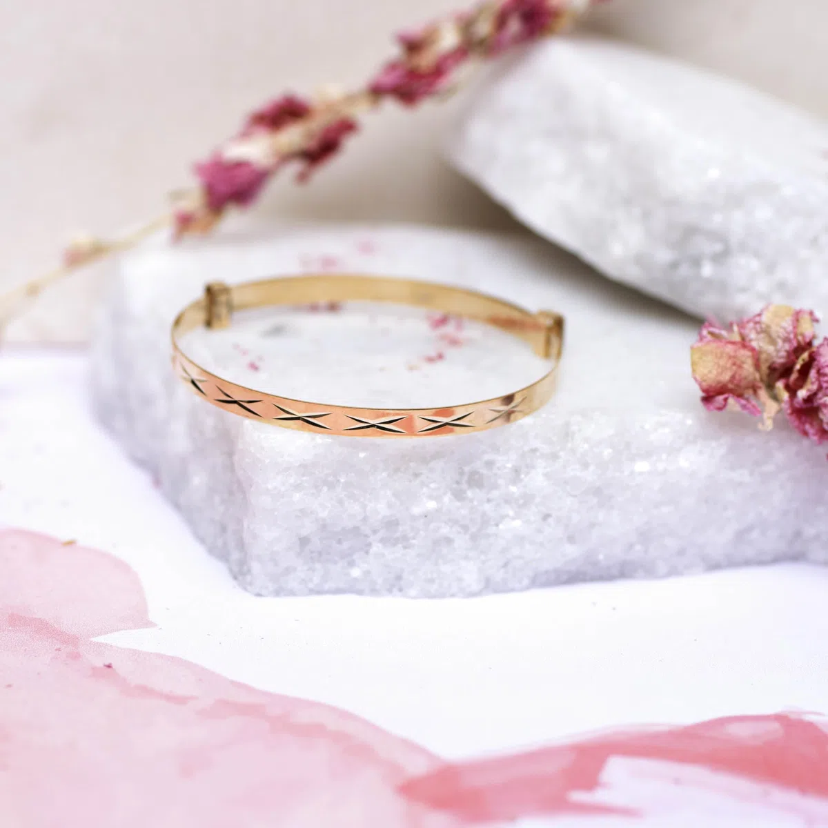 Carissima Gold Brazalete Infantil Extensible en Oro Amarillo de 9 Quilates con corte Diamante Diagonal de 3.6cm -5 cm de Longitud