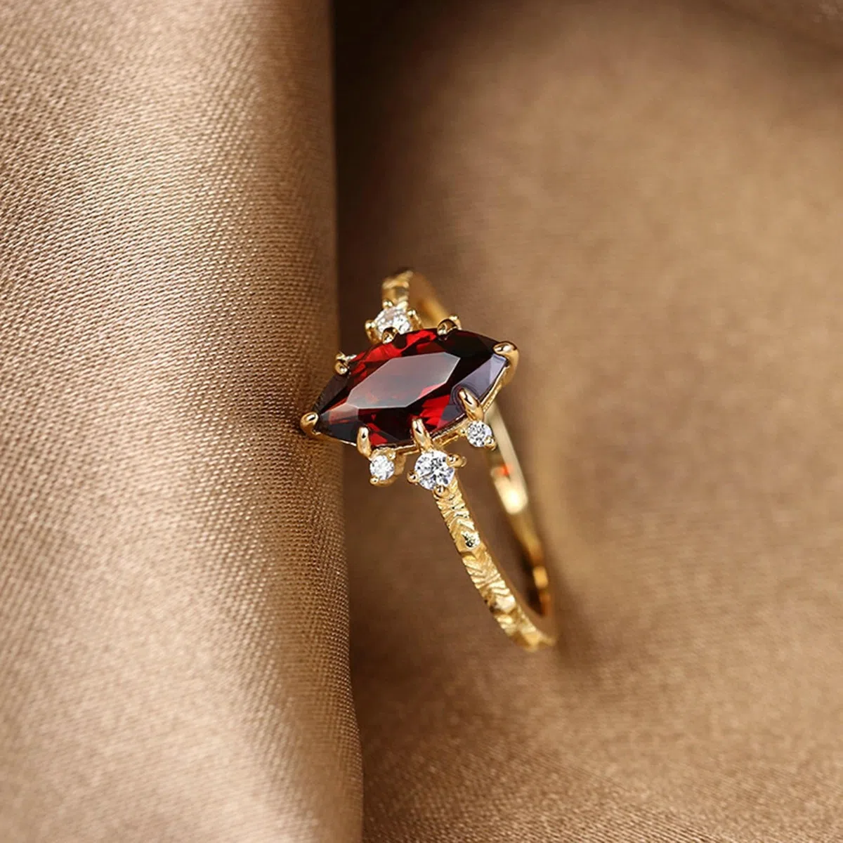 Anillos de la amistad de oro 9 K/14K/18K con marquesa granate, forma clásica
