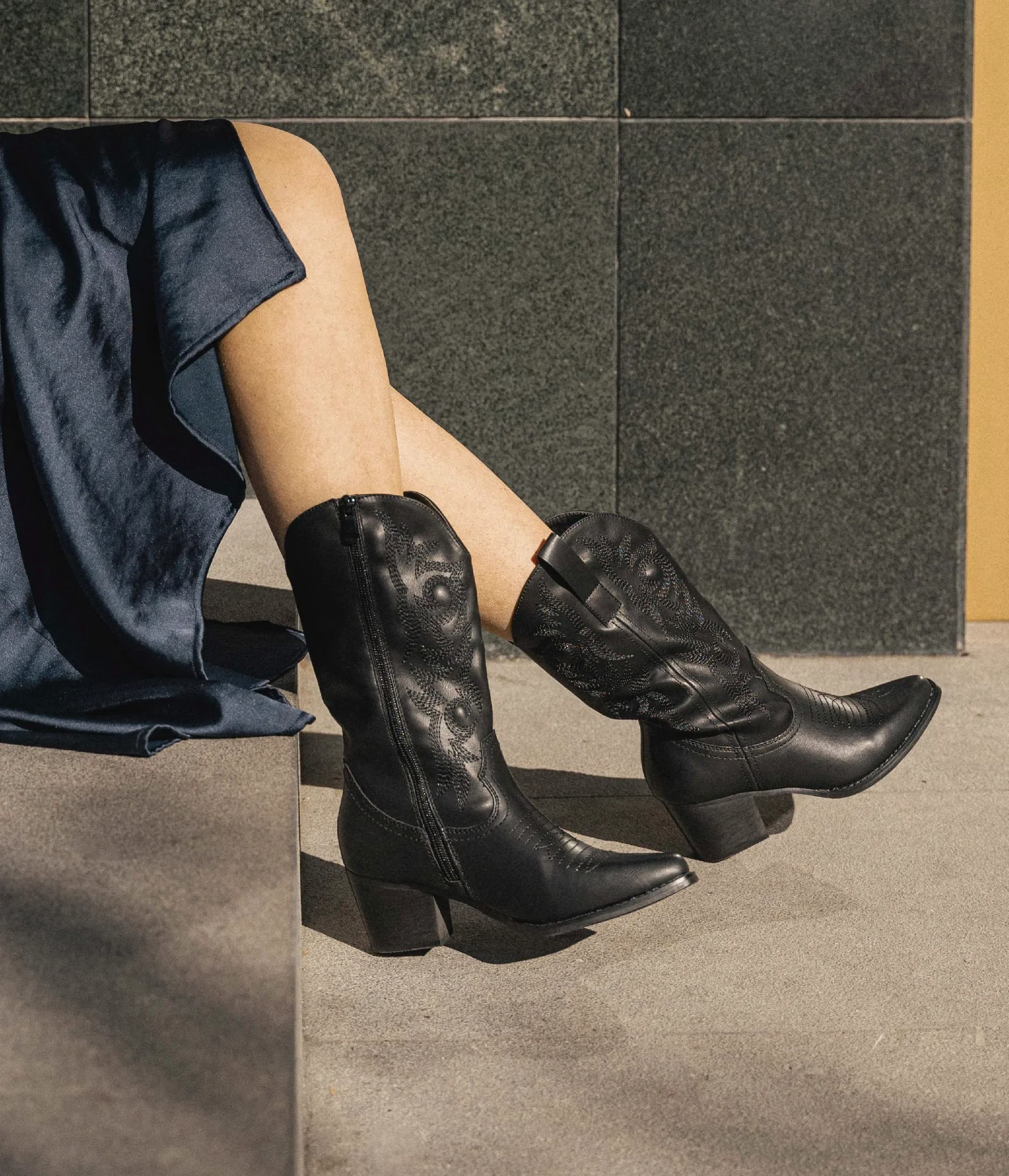 BOSANOVA Bota Estilo Cowboy con Detalle de Costuras Decorativas a Tono en la caña, tacón de 5'5 cm y Cierre con Cremallera Lateral. Calzado para Mujer