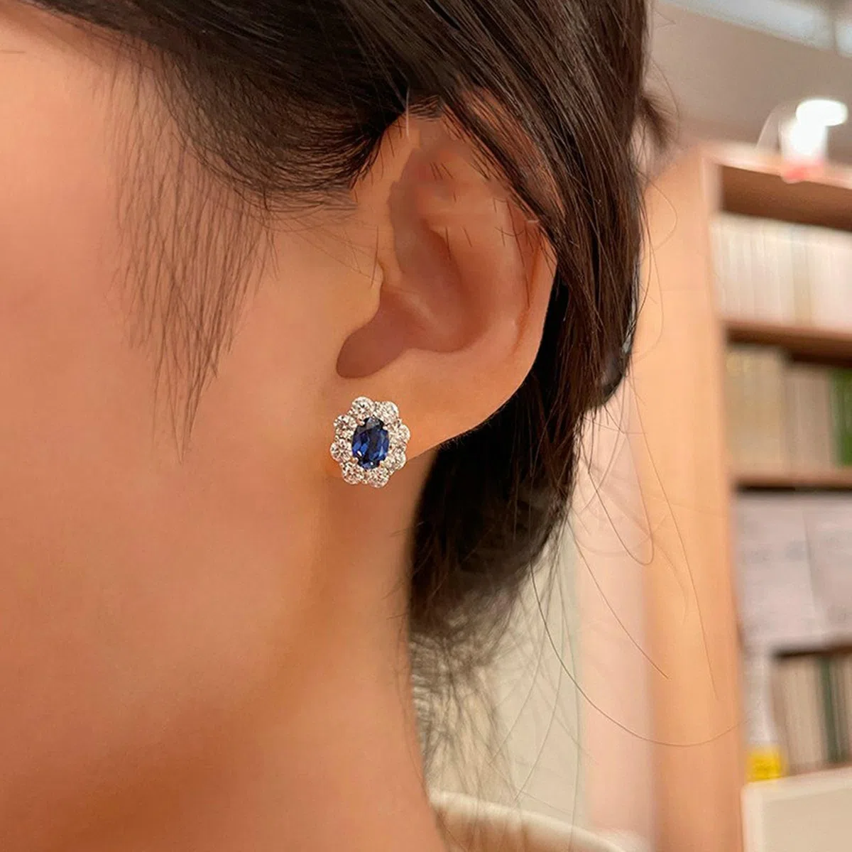 Pendientes de tuerca de oro blanco de 9 quilates, 14 quilates y 18 quilates para mujer, flor ovalada con rubí/zafiro y moissanita cultivados en laboratorio de 1 quilate
