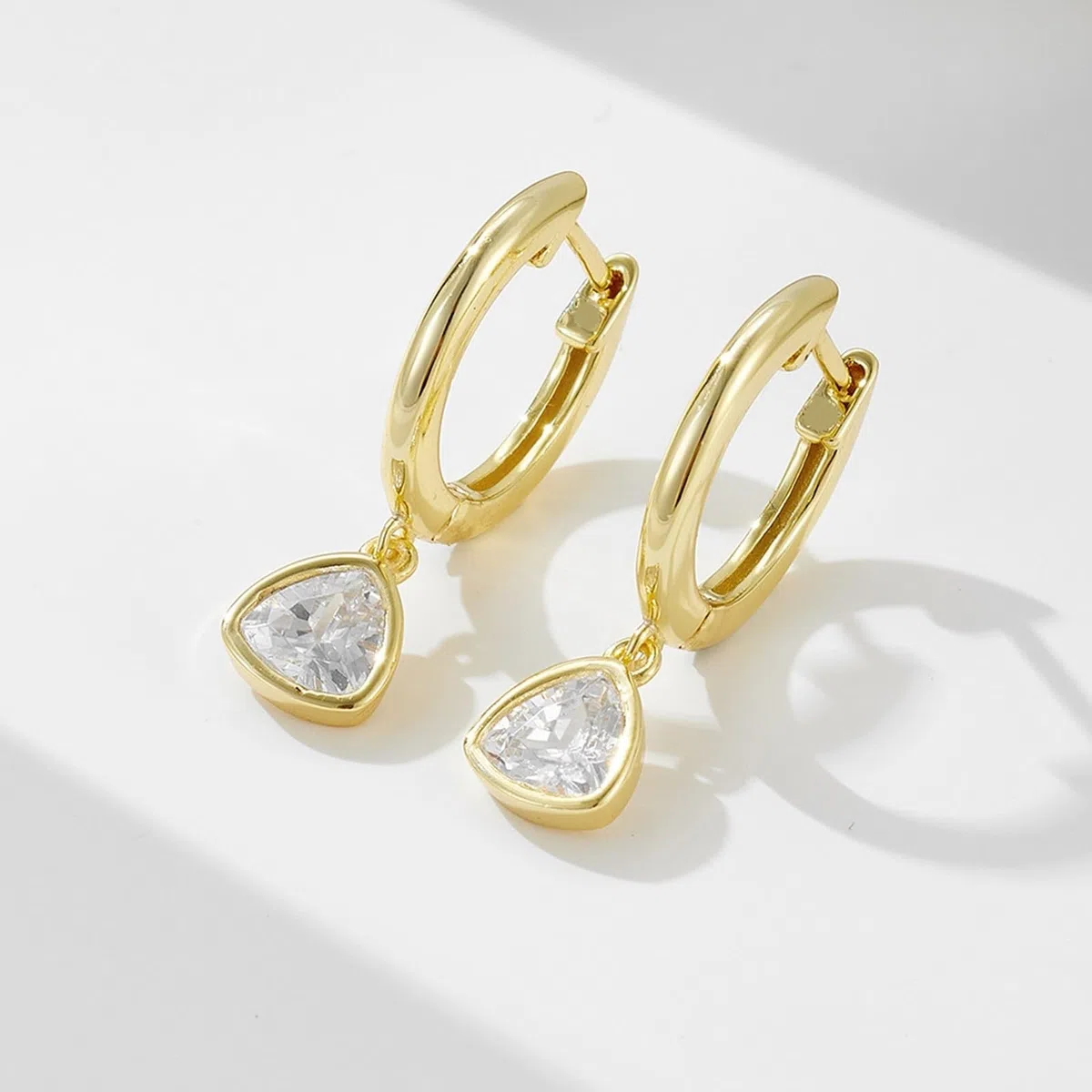 Pendientes de oro blanco de 9 quilates con triángulo de moissanita, elegantes pendientes de aro de oro Au375