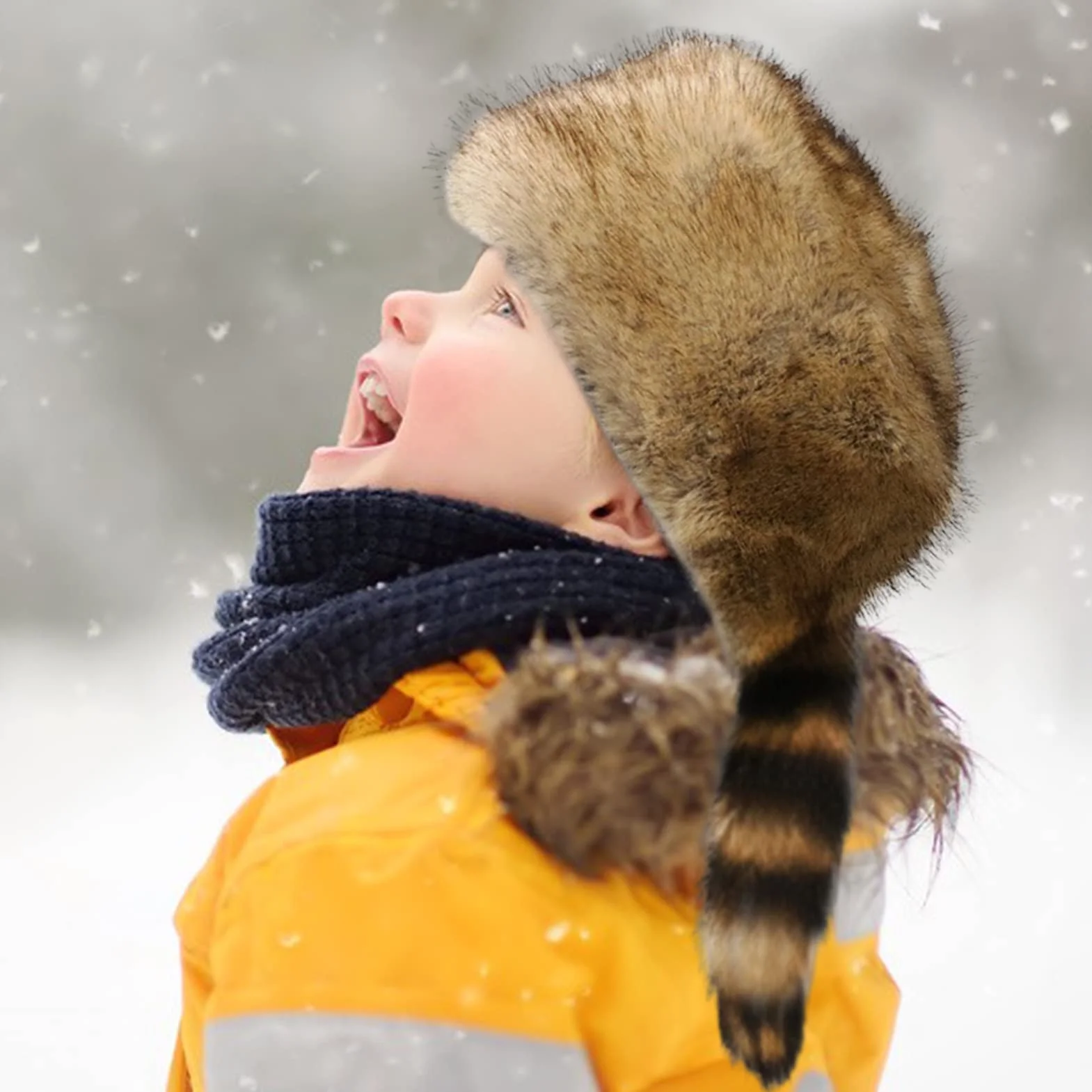 Altsuceser Gorra de piel sintética con cola de mapache y parte superior plana, sombrero de cola de mapache para invierno