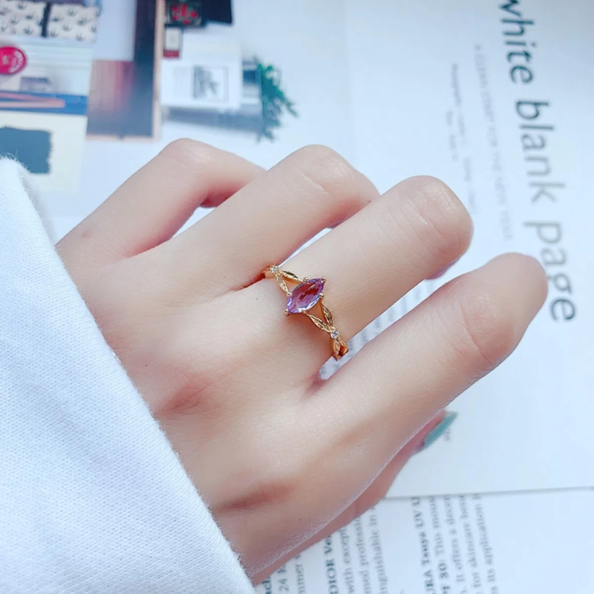 Anillo de boda de oro amarillo Au 375/585/750 con amatista marquesa en 6 garras