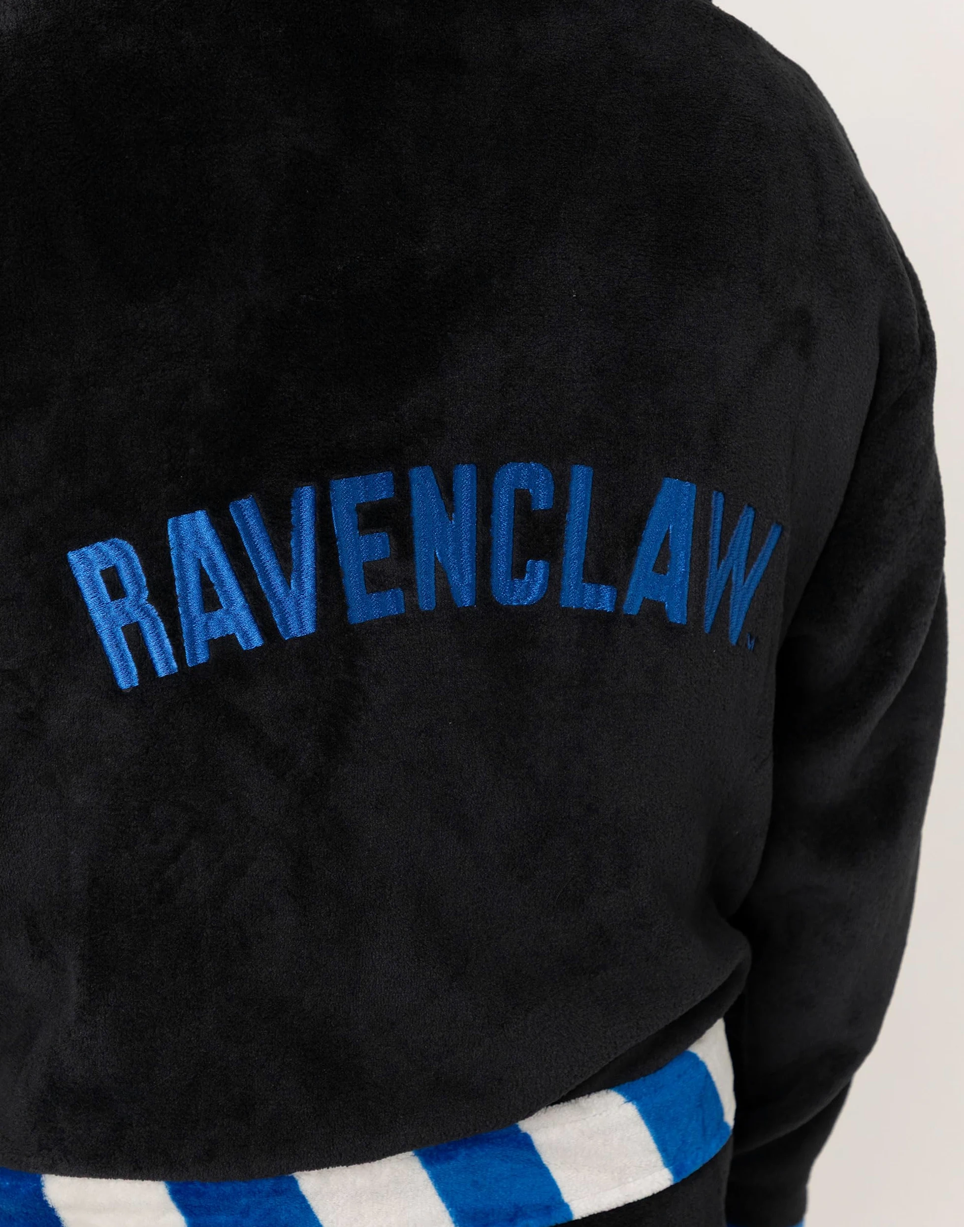 Harry Potter Albornoz unisex con capucha Ravenclaw, negro y azul | Tejido polar suave para relajarse y bañarse | Manga larga con diseño retro a rayas | Merchandising