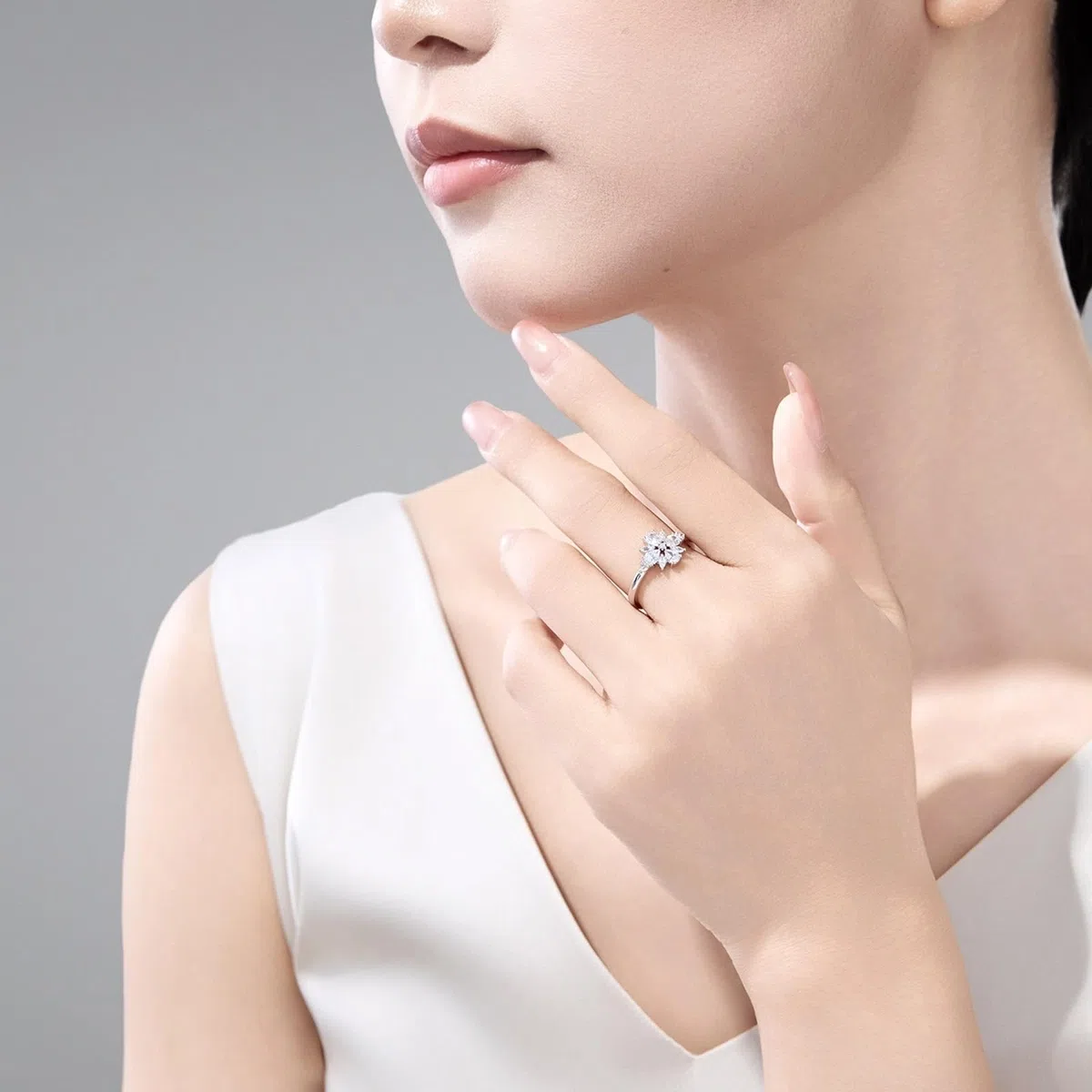 Anillo de compromiso de oro blanco de 18 quilates 750 con gotas de moissanita y forma de flor