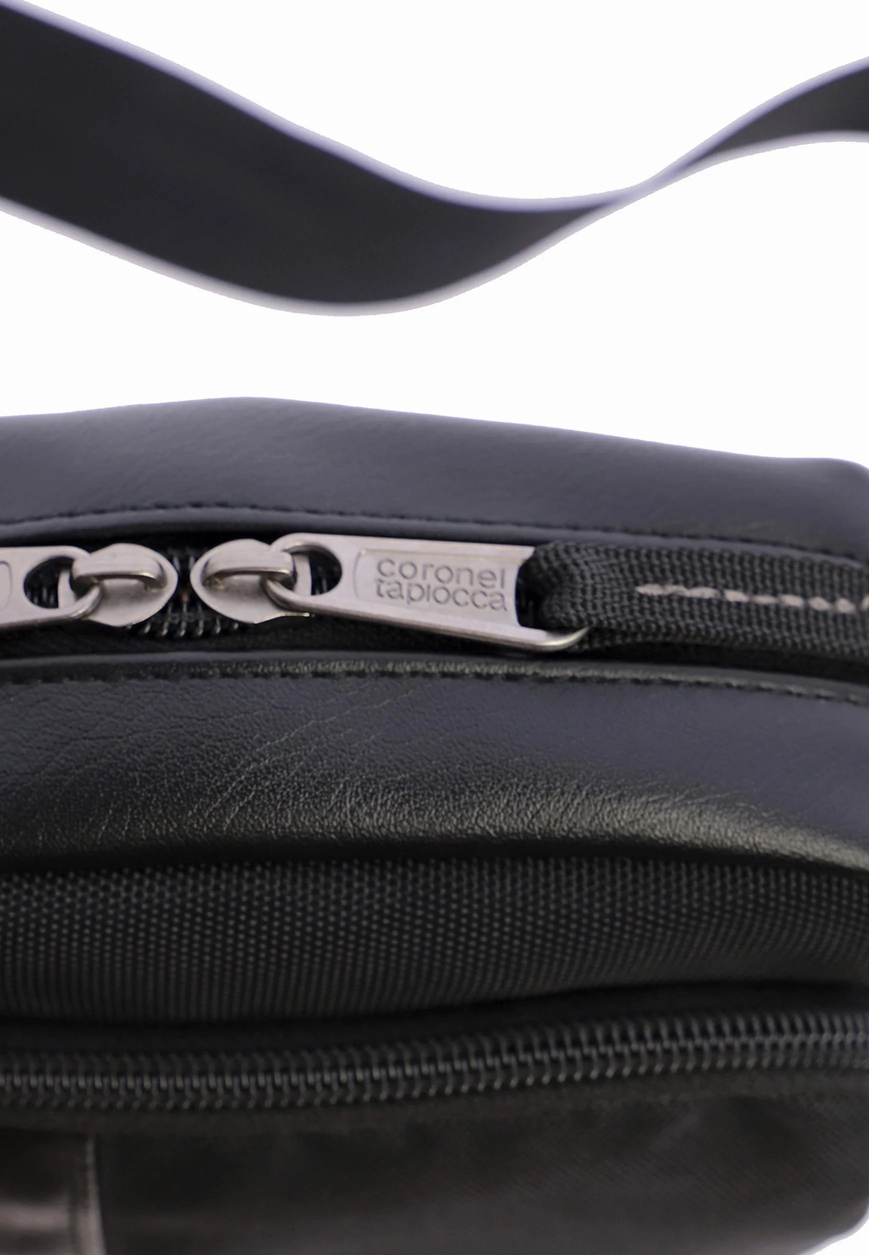 Coronel Tapioca – Bandolera para hombre estilo casual | Bolso hombre bandolera compacto con múltiples compartimentos | Ideal para uso diario, viajes o trabajo