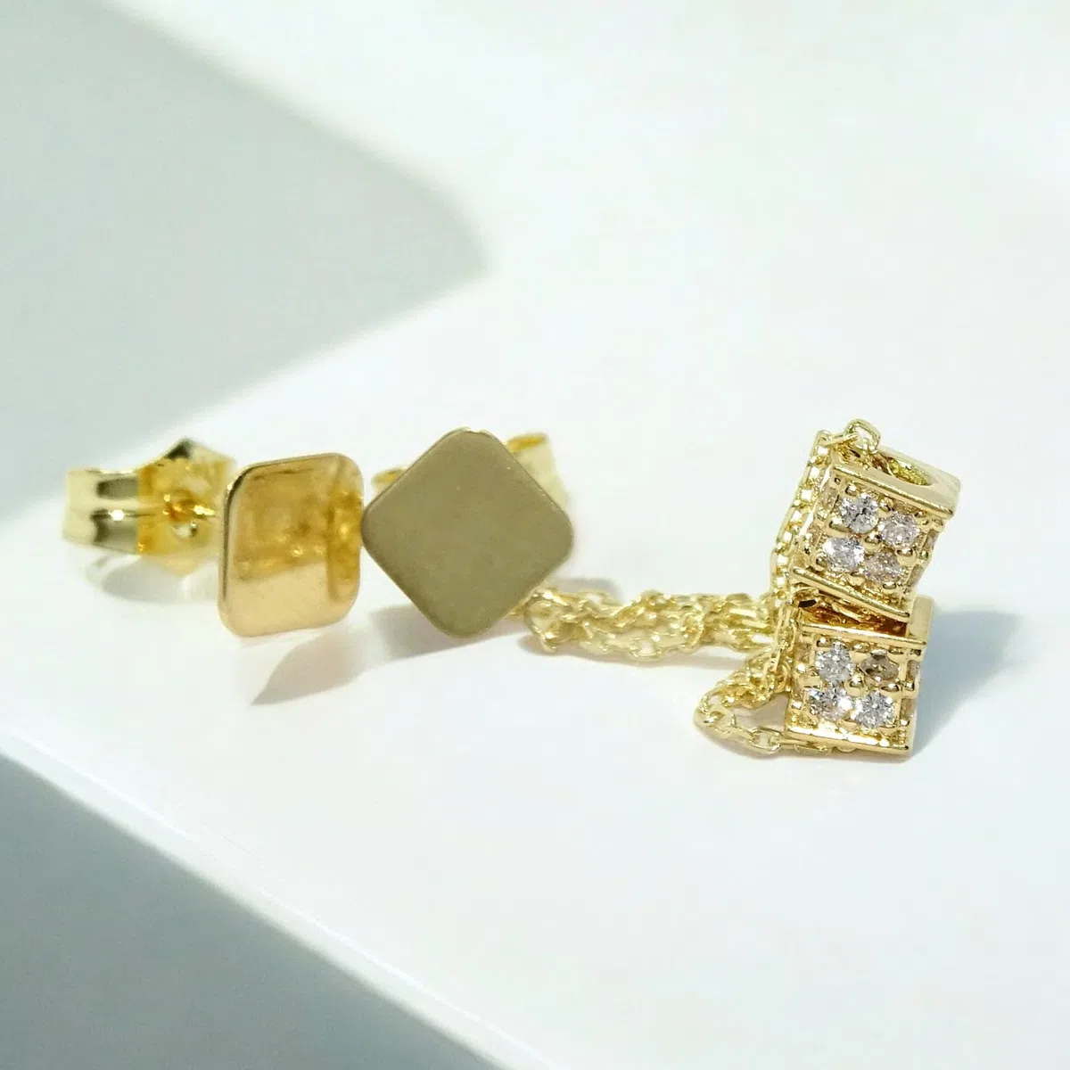 Pendientes largos de oro amarillo de 18k y circonitas para mujer. Largos 3.80cm. Cierre presión. Peso; 1.40gr
