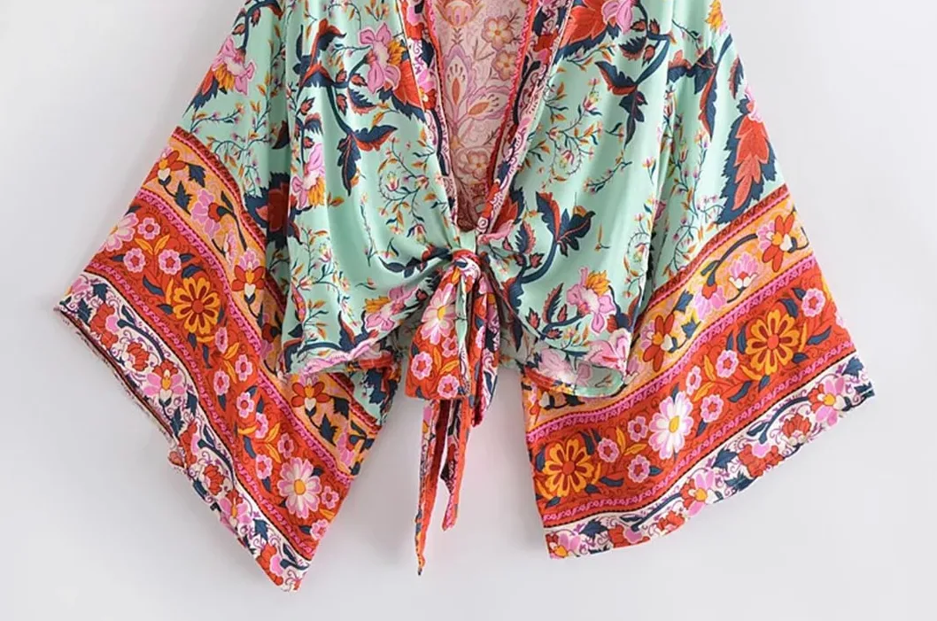 Kimono corto con estampado floral para mujer, cuello en V, mangas murciélago, bata bohemia para cubrir el bikini