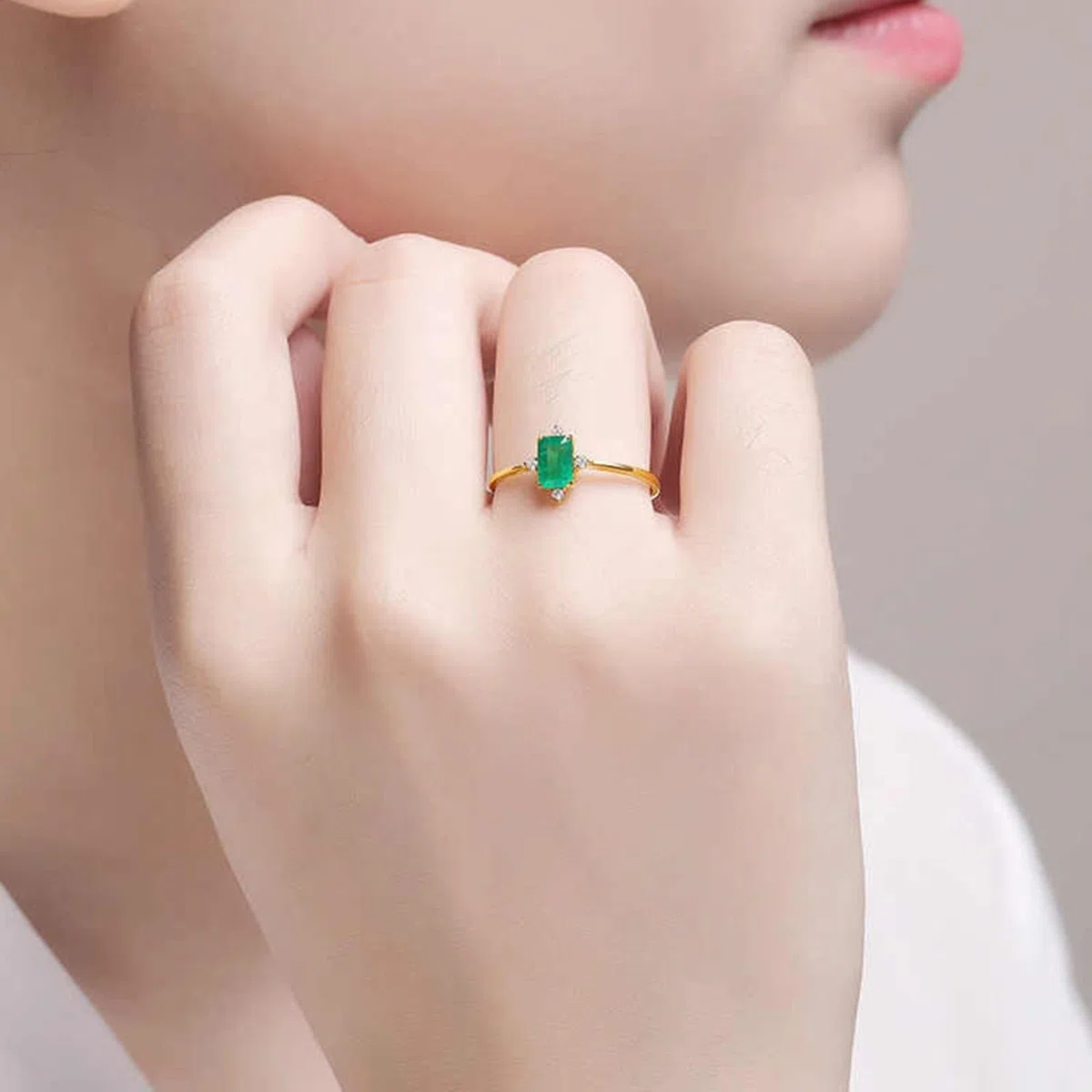 Wycian Anillo Compromiso Esmeralda Anillo Compromiso Verde Oro Amarillo Elegante Anillo Fino con Esmeralda Rectangular de 0,7 CT Y Diamante. Talla 8 Sólido No Chapado Elegante para Tía Boda Joyas