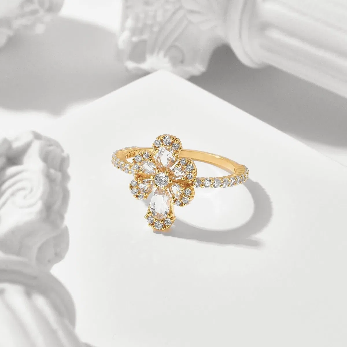 Anillo de boda Au 375/585/750 oro amarillo con gotas de topacio, forma de flor
