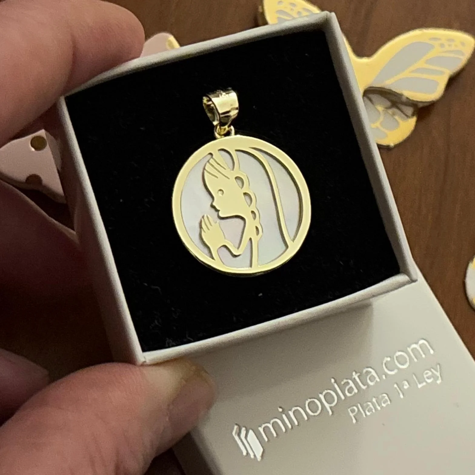 Medalla Primera Comunión Virgen Niña Plata de ley bañada en Oro con Nácar 20mm