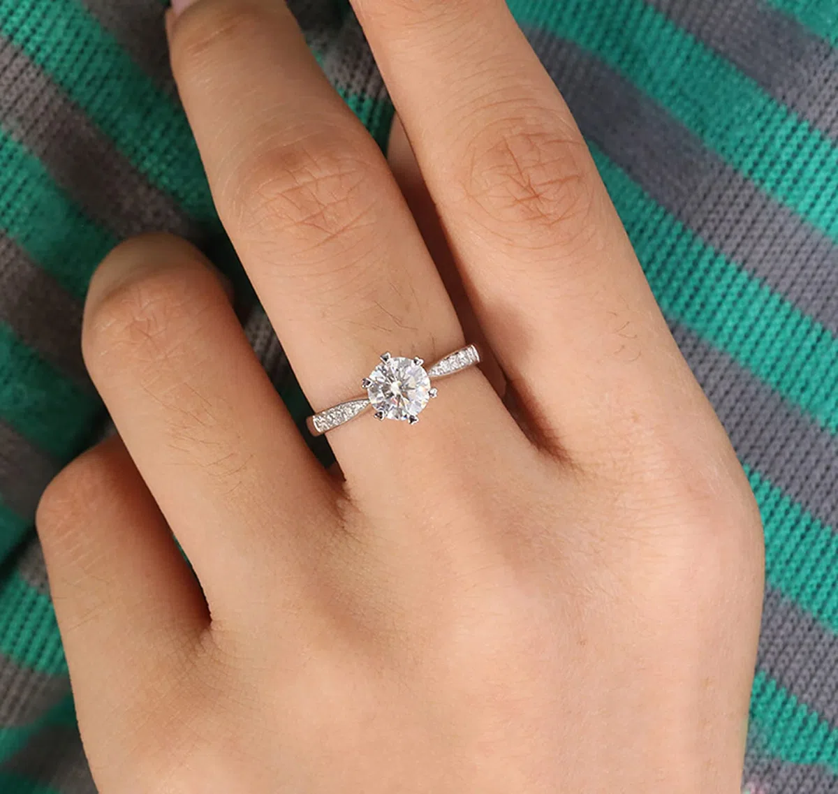 KnBoB Anillos de boda, alianzas de boda, anillo de oro blanco de 14 quilates/18 quilates, 6 garras de 1 ct moissanite con circonitas