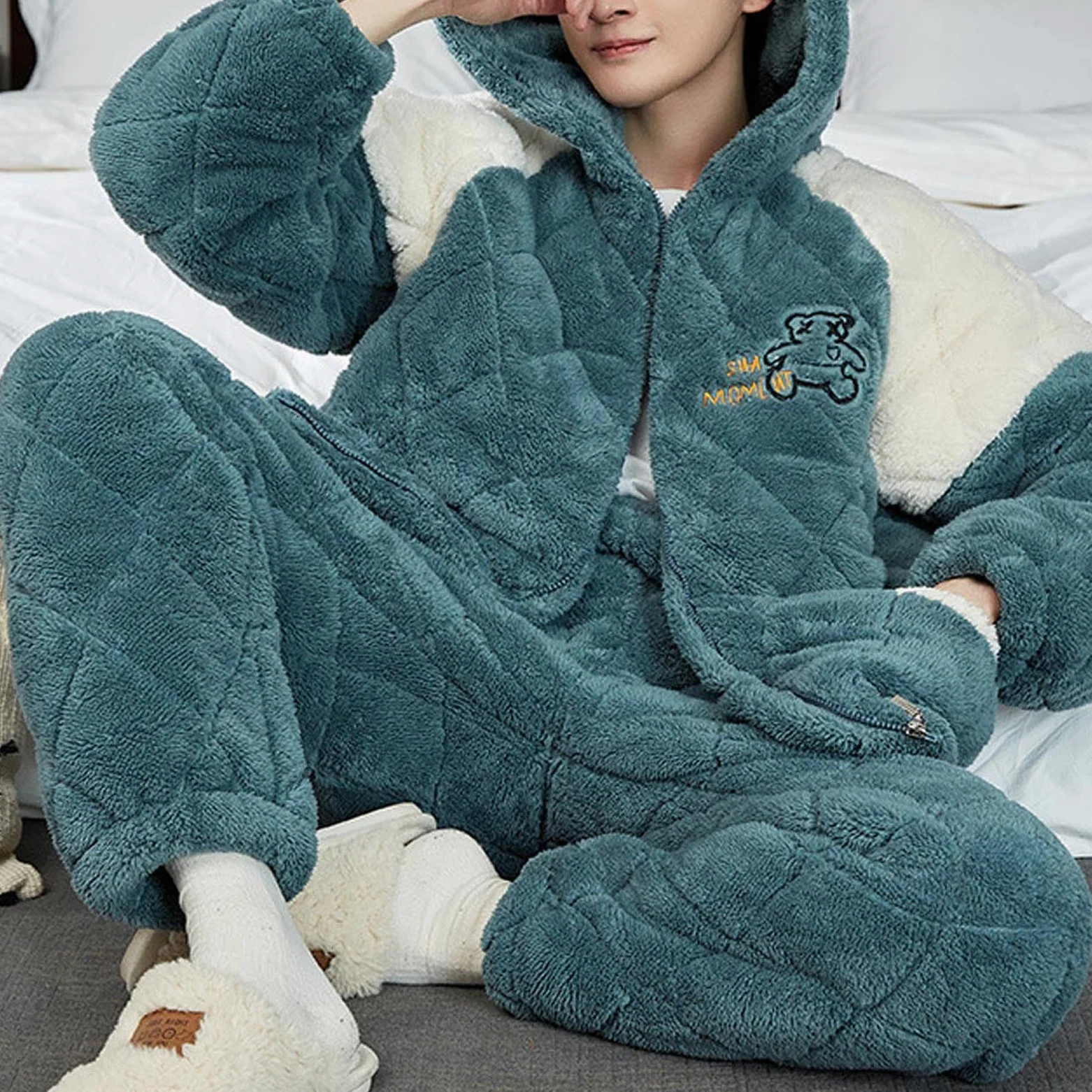 Pijama de invierno para hombre de tres piezas con forro polar de coral, ropa de salón, acogedora ropa de casa, diseño de dibujos animados