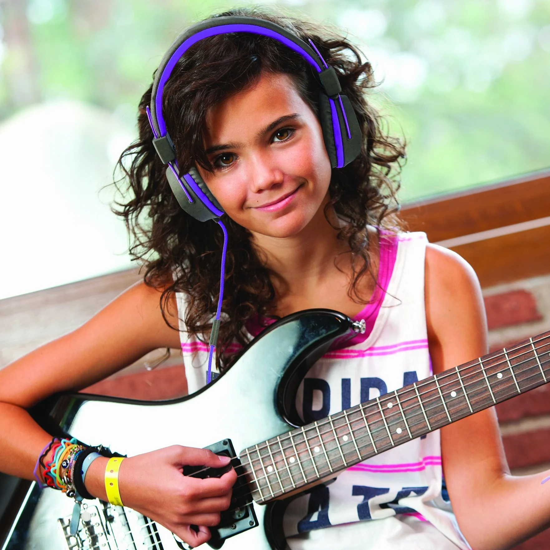 JLab JBuddies Studio - Auriculares infantiles con cable, auriculares supraaurales para niñas y niños, volumen limitado con micrófono, aislamiento de ruido, auriculares ajustables para niños, color