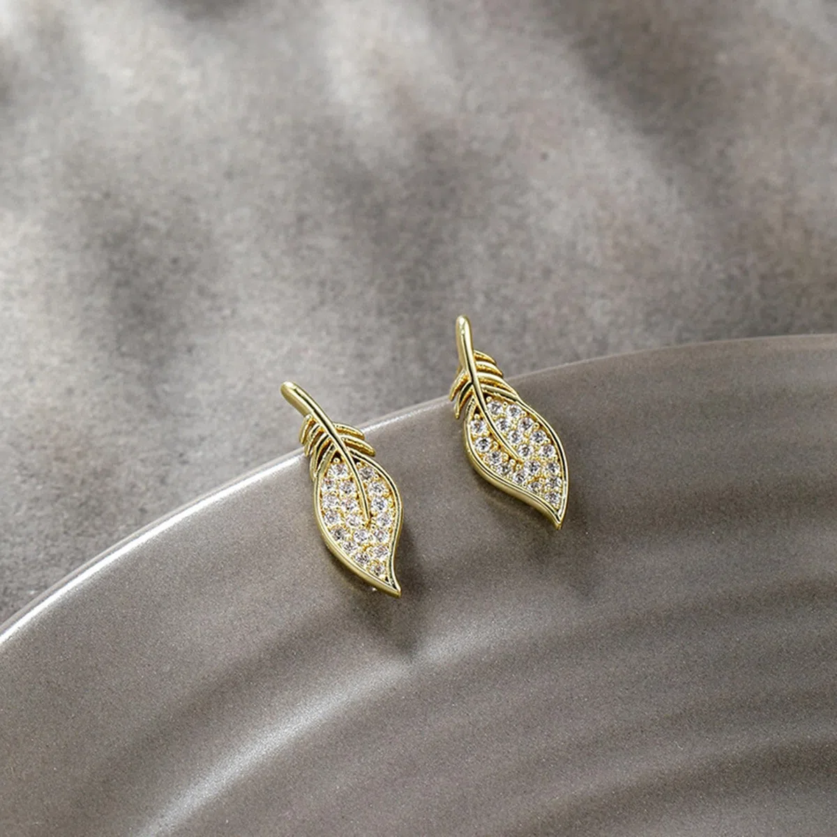 Pendientes con forma de hoja con moissanita