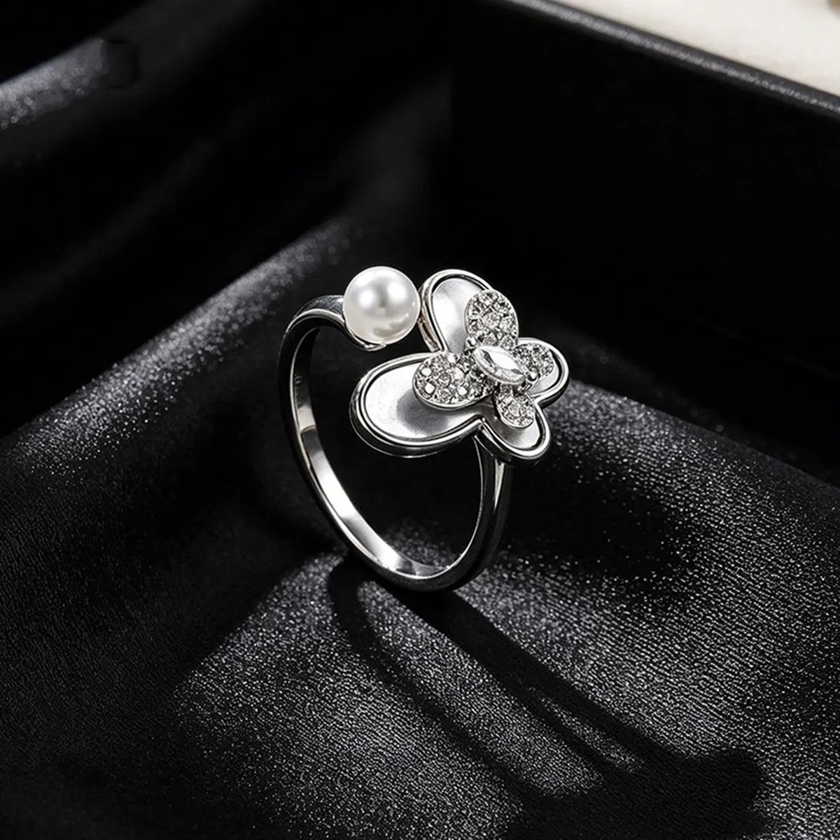 Par de anillos de oro blanco Au 375/585/750 con perla, forma de mariposa