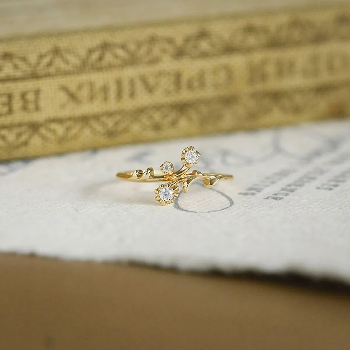 Anillo solitario dorado Au 375/585/750 con moissanita