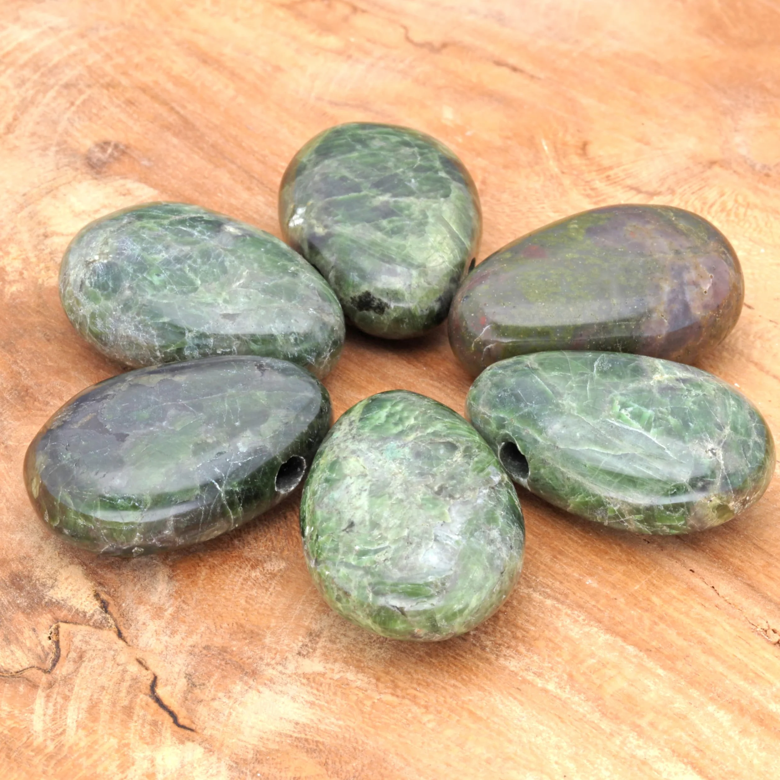 Lebensquelle Plus Colgante en forma de gota de piedra natural con cordón de algodón | Colgante de piedra perforada