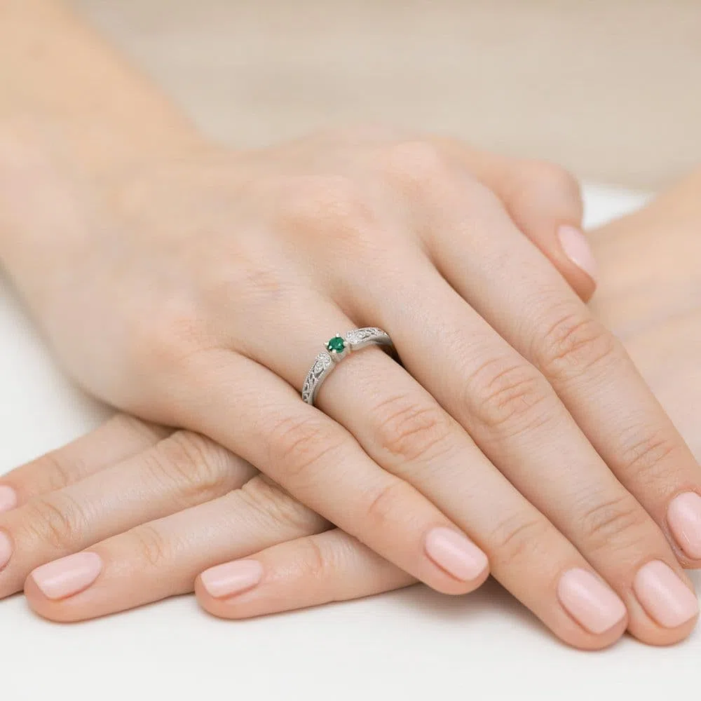 Sakrami Anillo de mujer de oro amarillo o blanco de 14 quilates con esmeralda natural de 0,15 ct y diamantes, anillo elegante con grabado para compromiso, San Valentín, aniversario (blanco, 22)