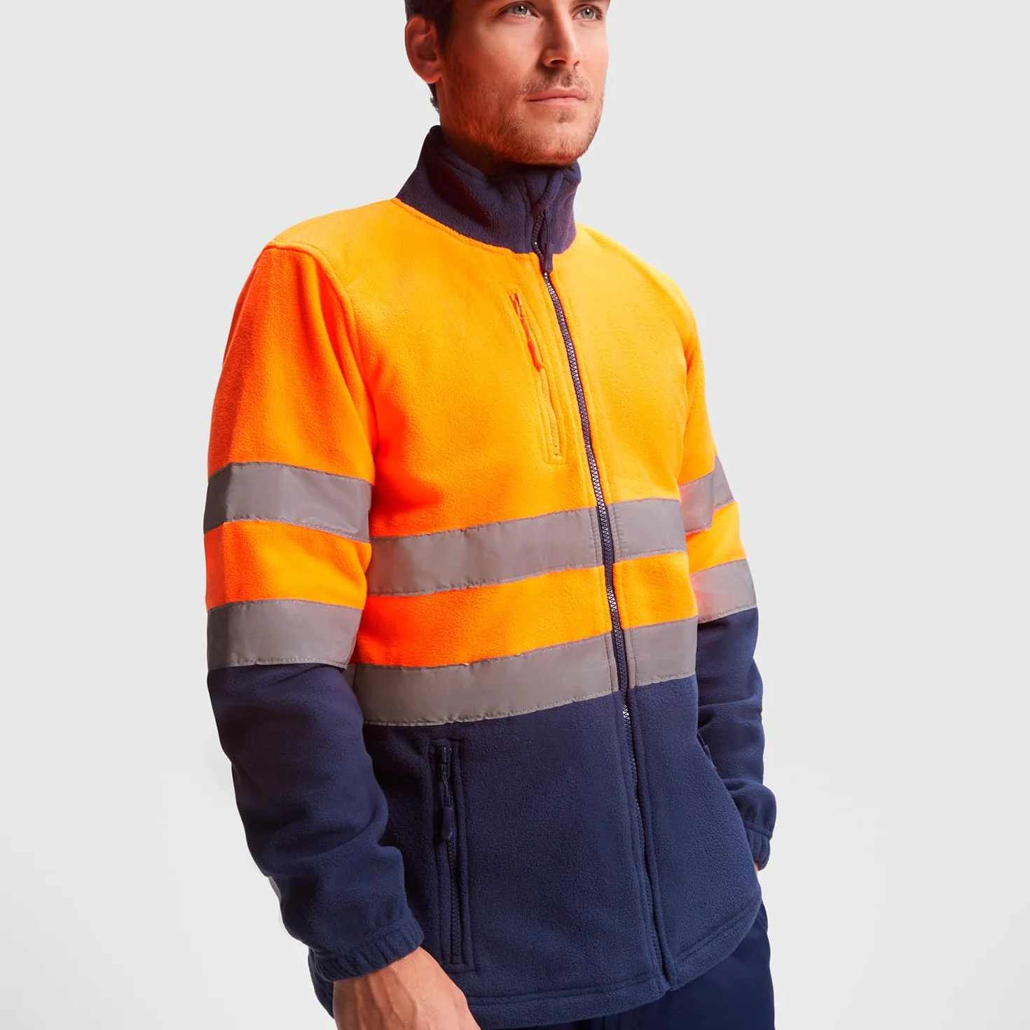Chaqueta polar alta visibilidad adulto con cintas reflectantes, cremallera completa, bolsillos frontales y pecho, 100% poliéster
