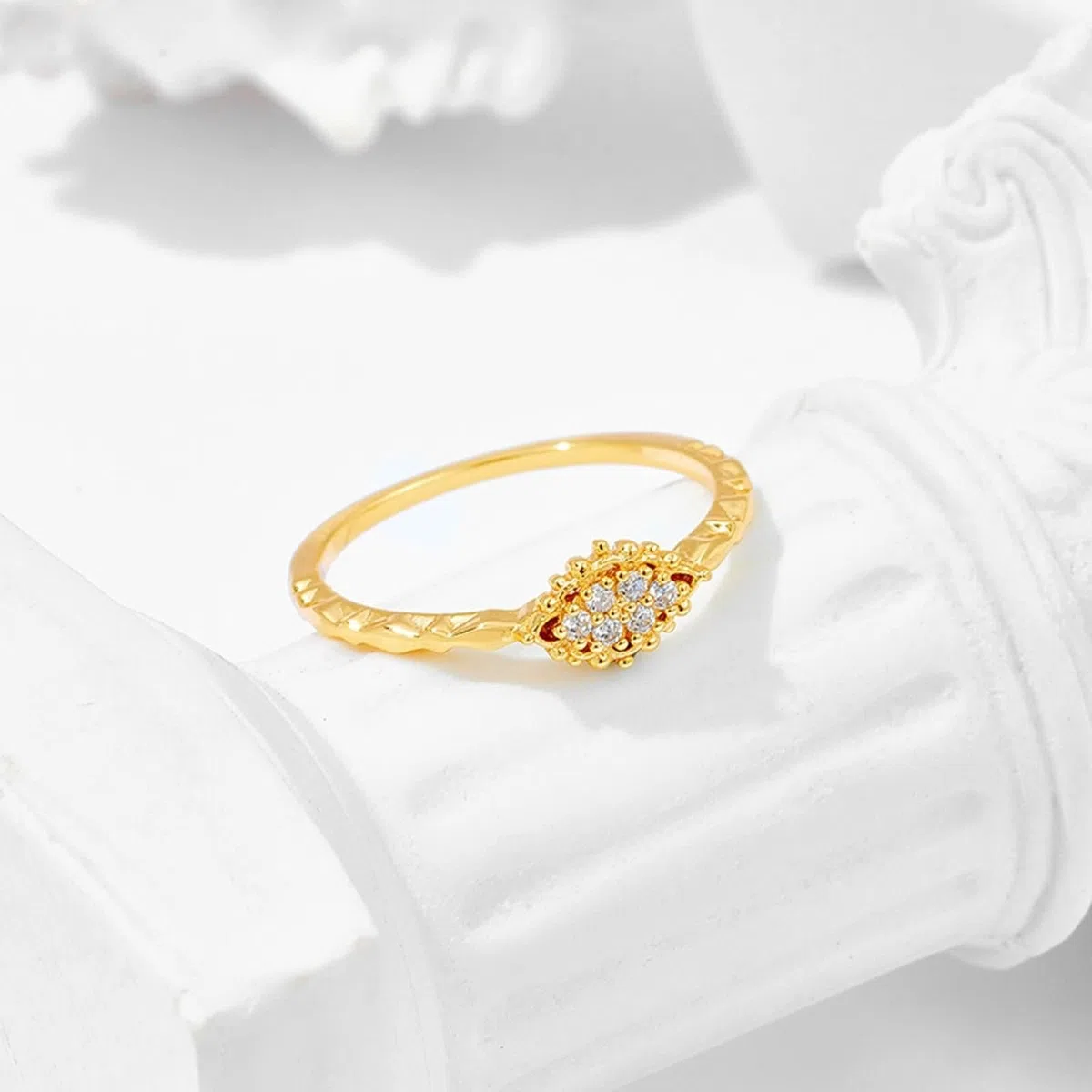 Anillo solitario Au 375/585/750 de oro amarillo con moissanita y flores
