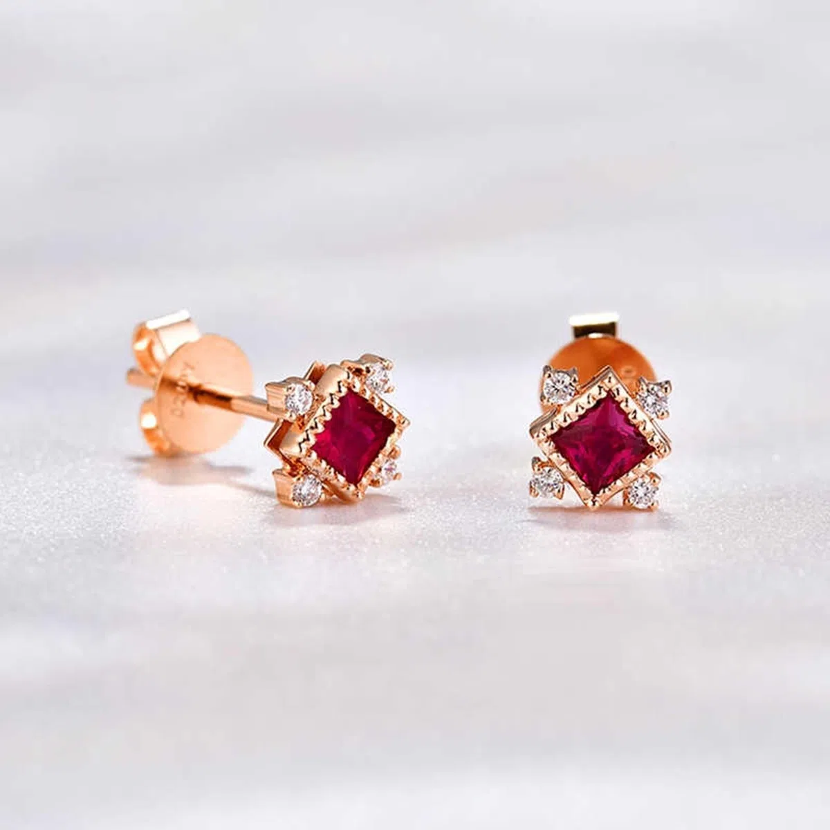 Pendientes de tuerca vintage con rubí rojo de 0,3 quilates y oro rosa de princesa